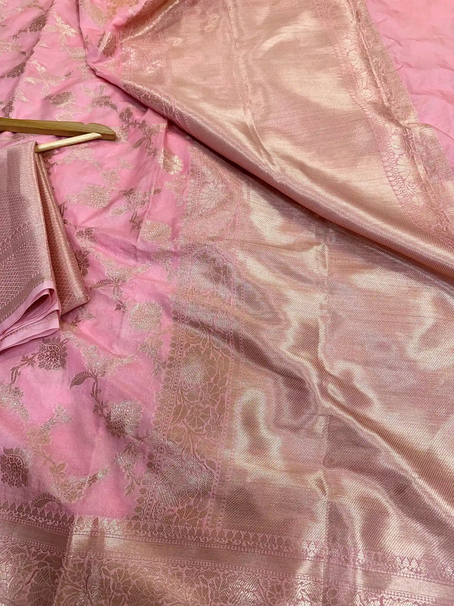 Baby Pink Chiniya Silk Golden Zari Floral Weave Banarasi Saree - Image 3