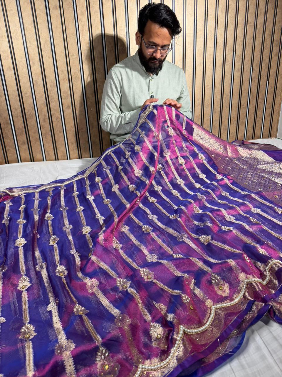 Baigani Scallop Tissue Silk Handwork Banarasi Saree - Image 3