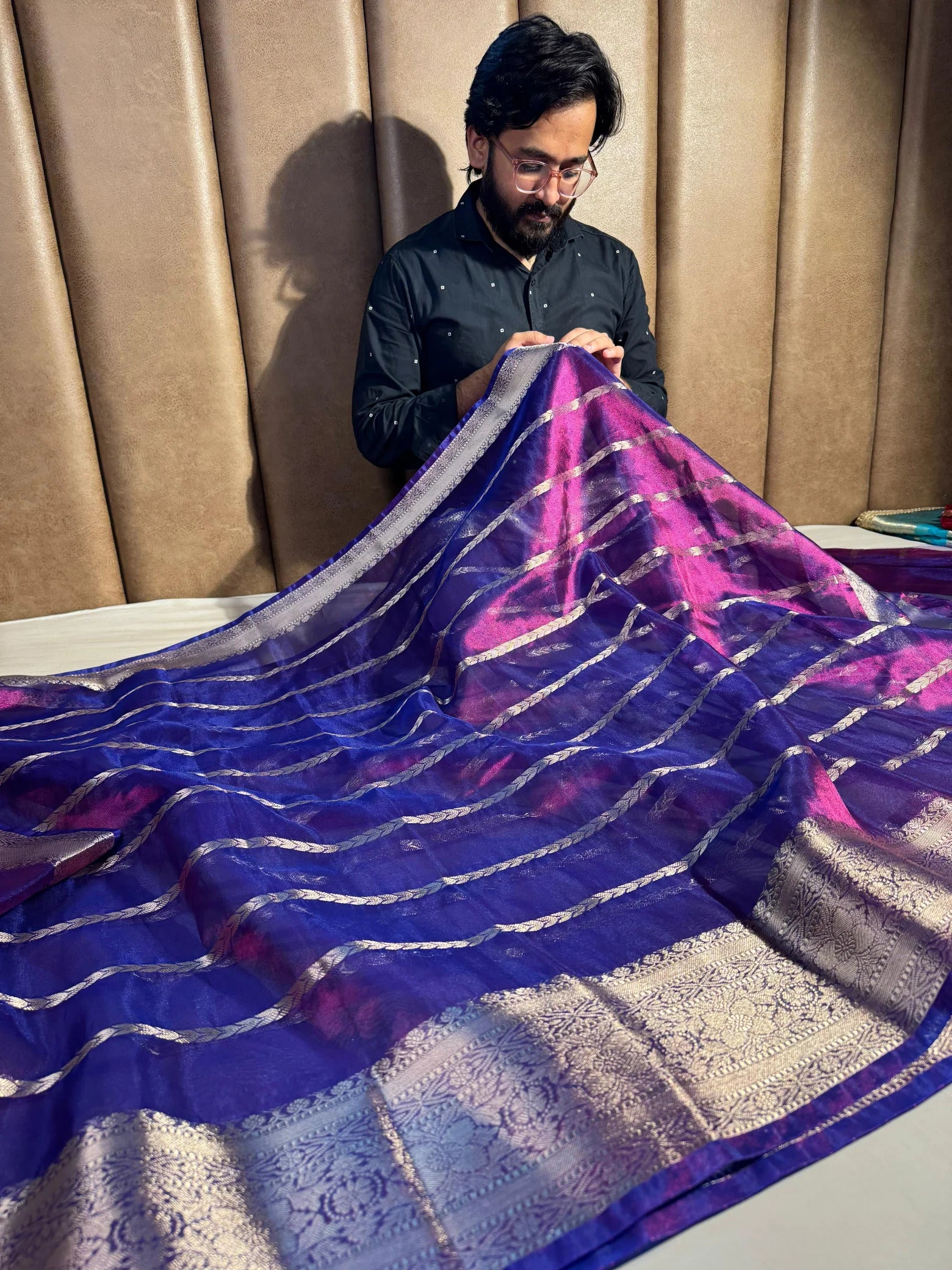 Baigani Tissue Silk Stripe Pattern Banarasi Saree - Image 3