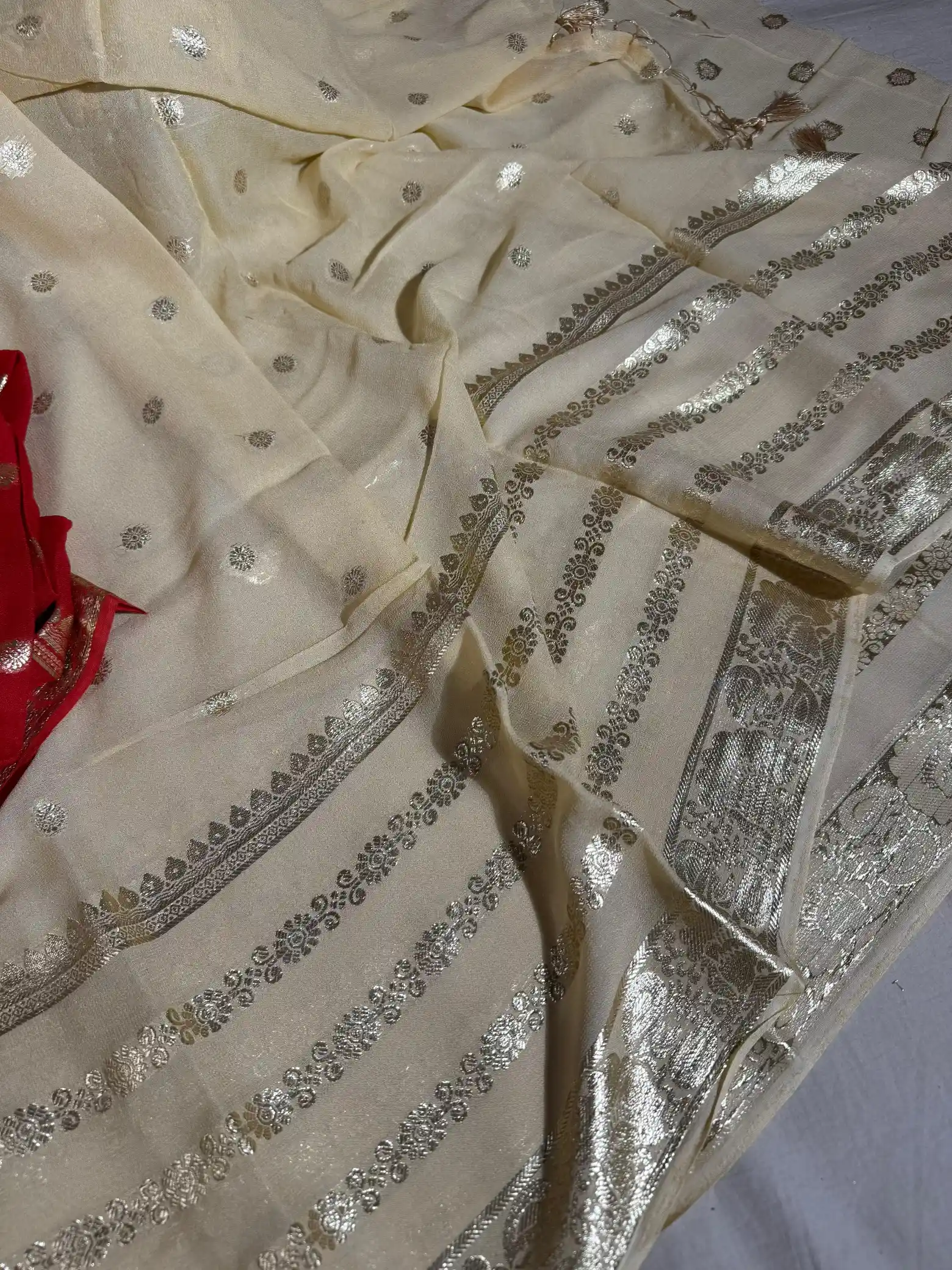 Banarasi georgette silk saree with contarst rich blouse and tassel pallu - Image 2