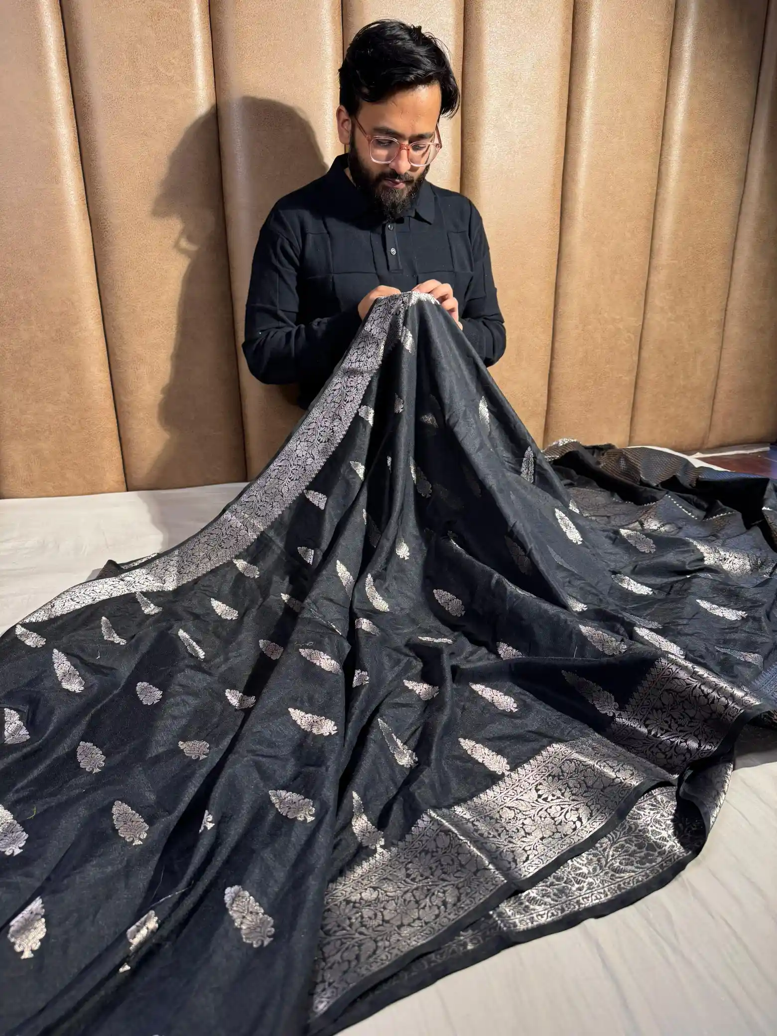 Jet Black Contrast Chiniya Silk Traditional Weaving Banarasi Saree - Image 3