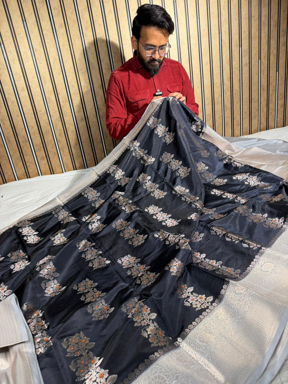 Black Contrast Chinia Silk Meenakari Weave Banarasi Saree - Image 3