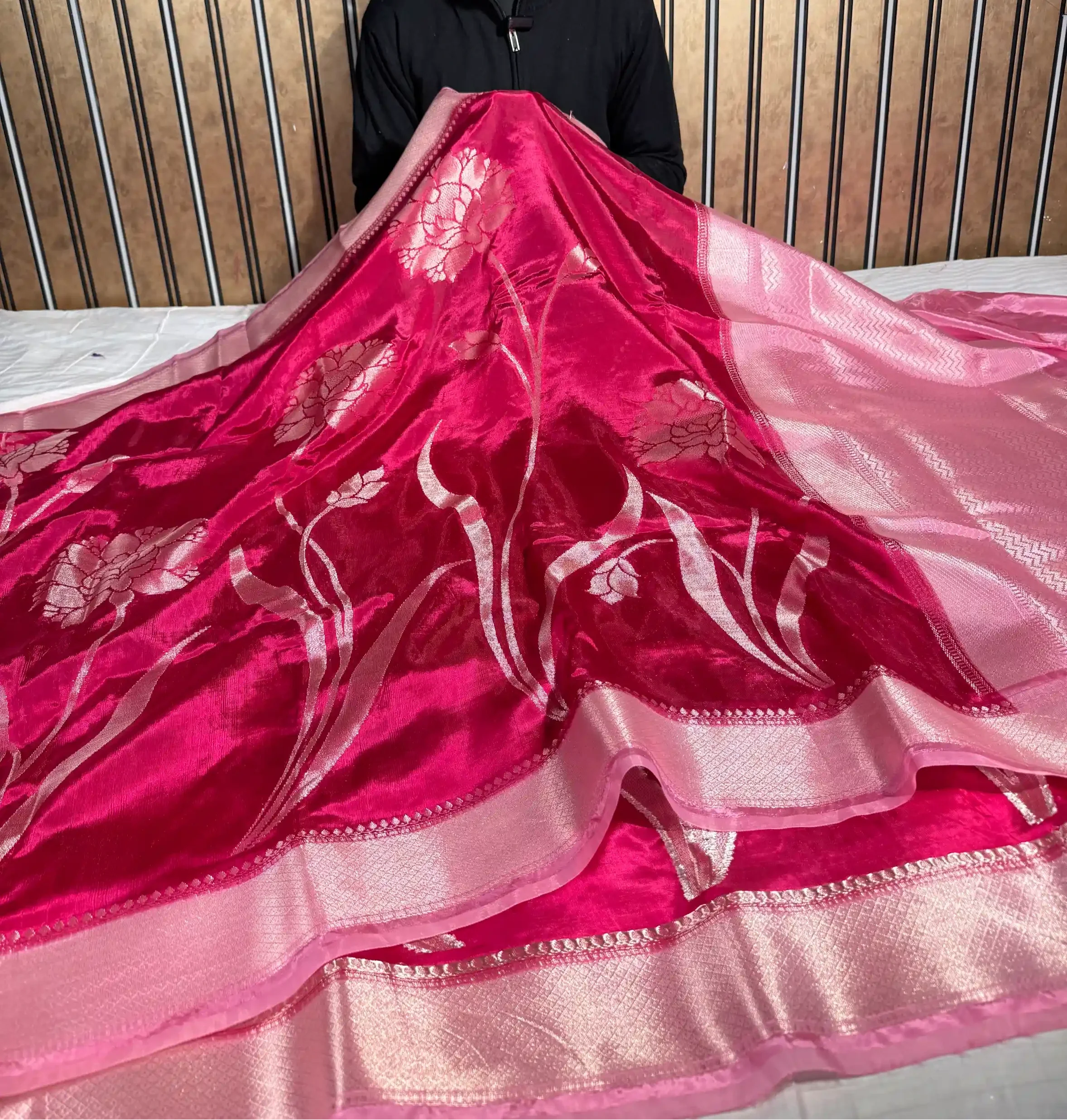 Bridal Rani Chinia Silk Heritage Weave Banarasi Saree - Image 2