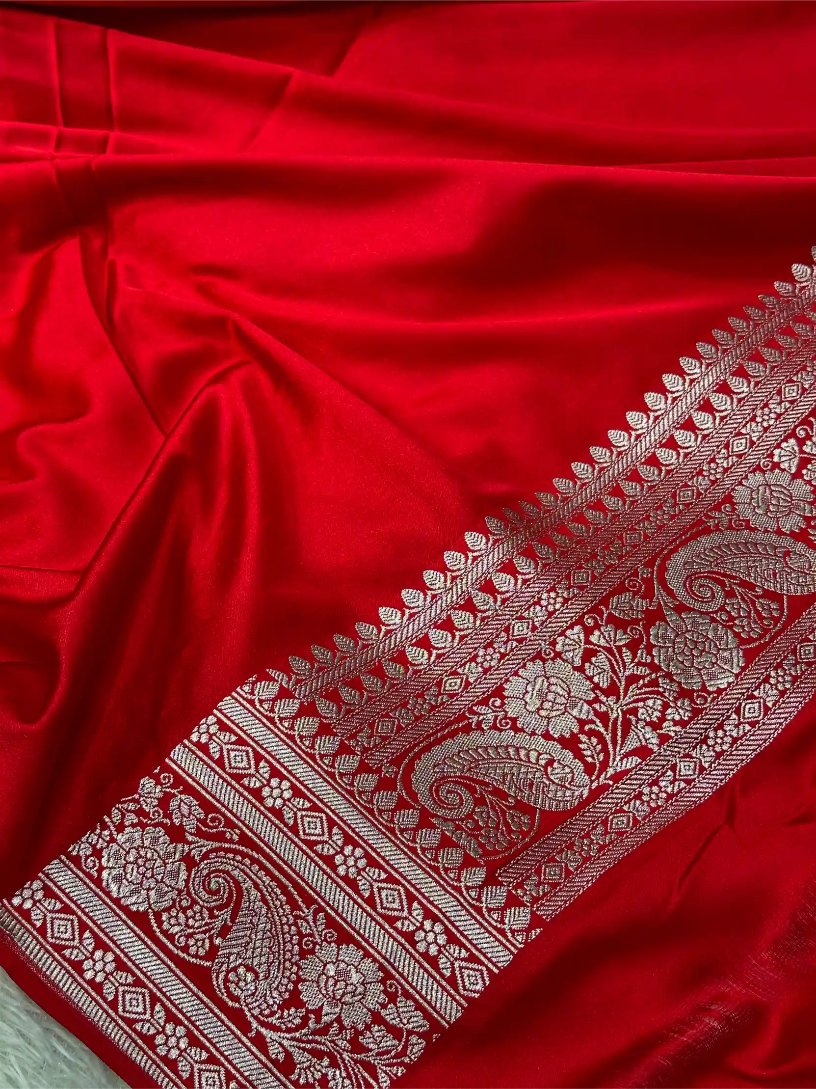 Bridal Red Mashru Katan Silk Floral Jaal Weave Banarasi Saree - Image 4