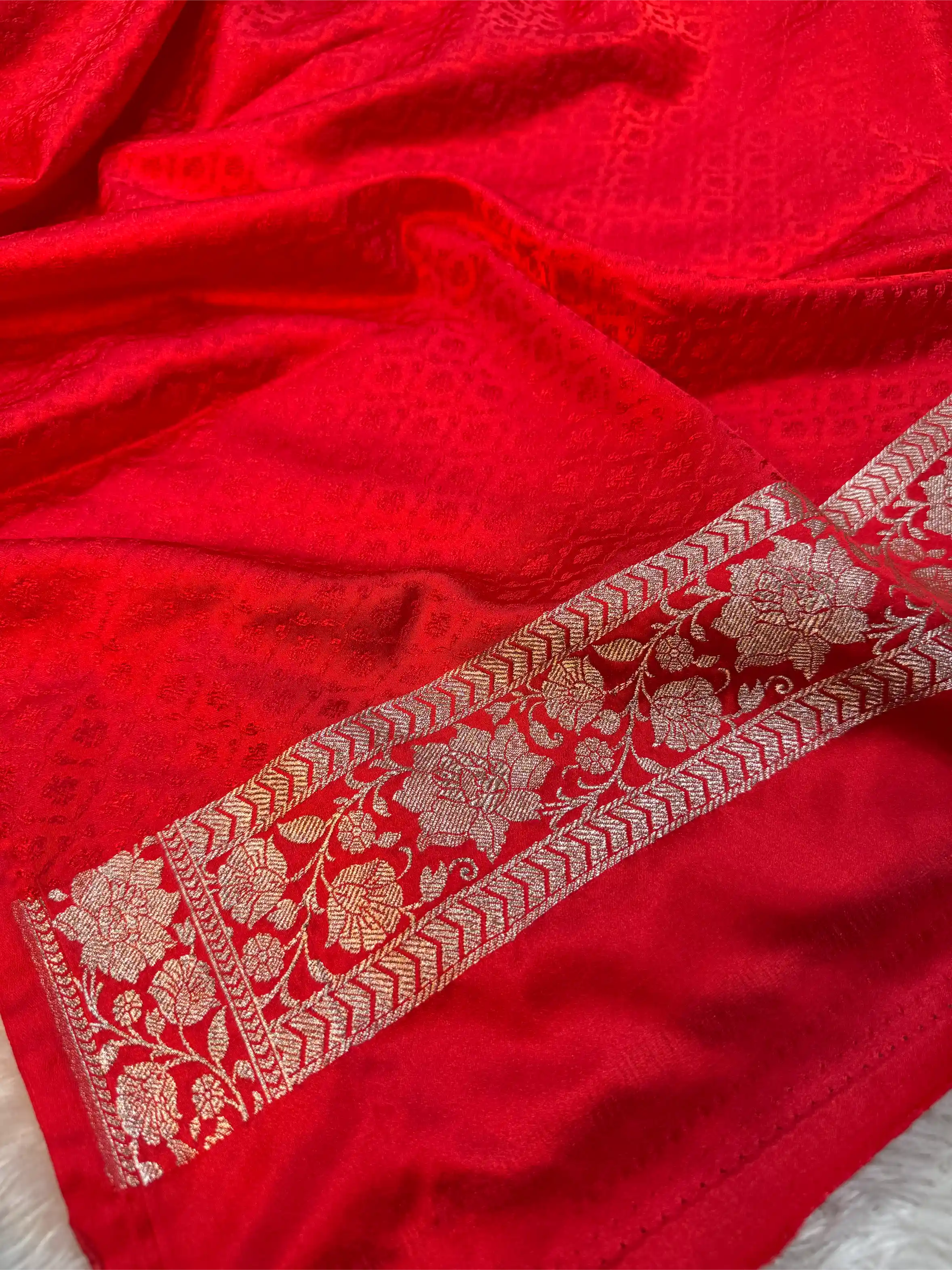 Bridal Red Mashru Katan Silk Heritage Jaal Weave Banarasi Saree - Image 5