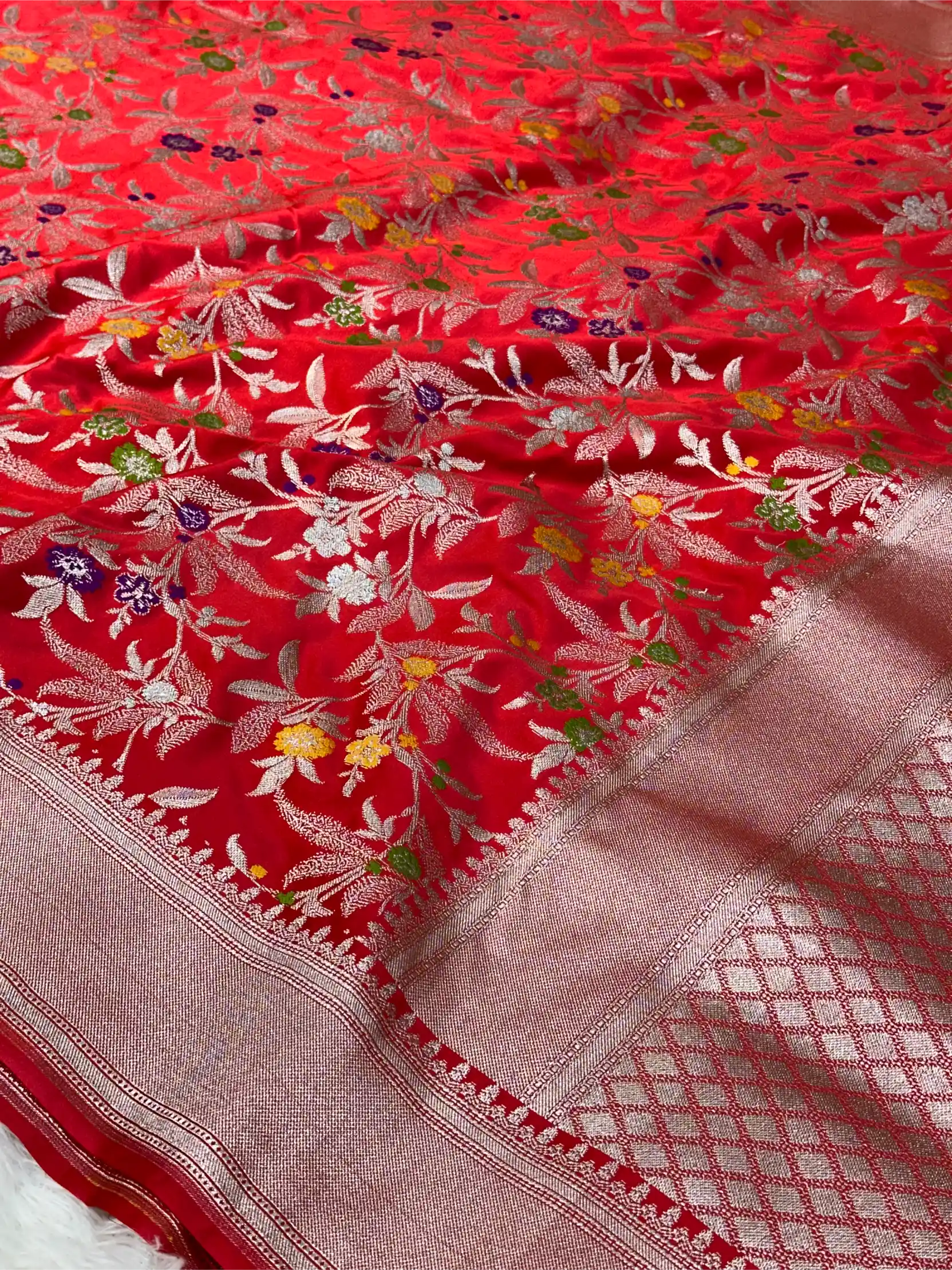 Bridal Red Mashru Katan Silk Meenakari Intricate Weave Banarasi Saree - Image 4