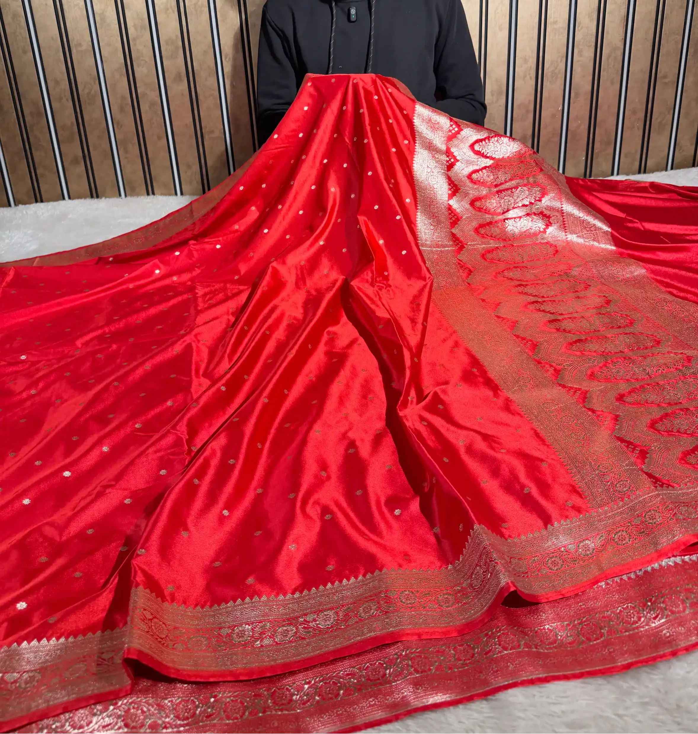 Bridal Red Mashru Katan Silk Traditional Weave Banarasi Saree - Image 2