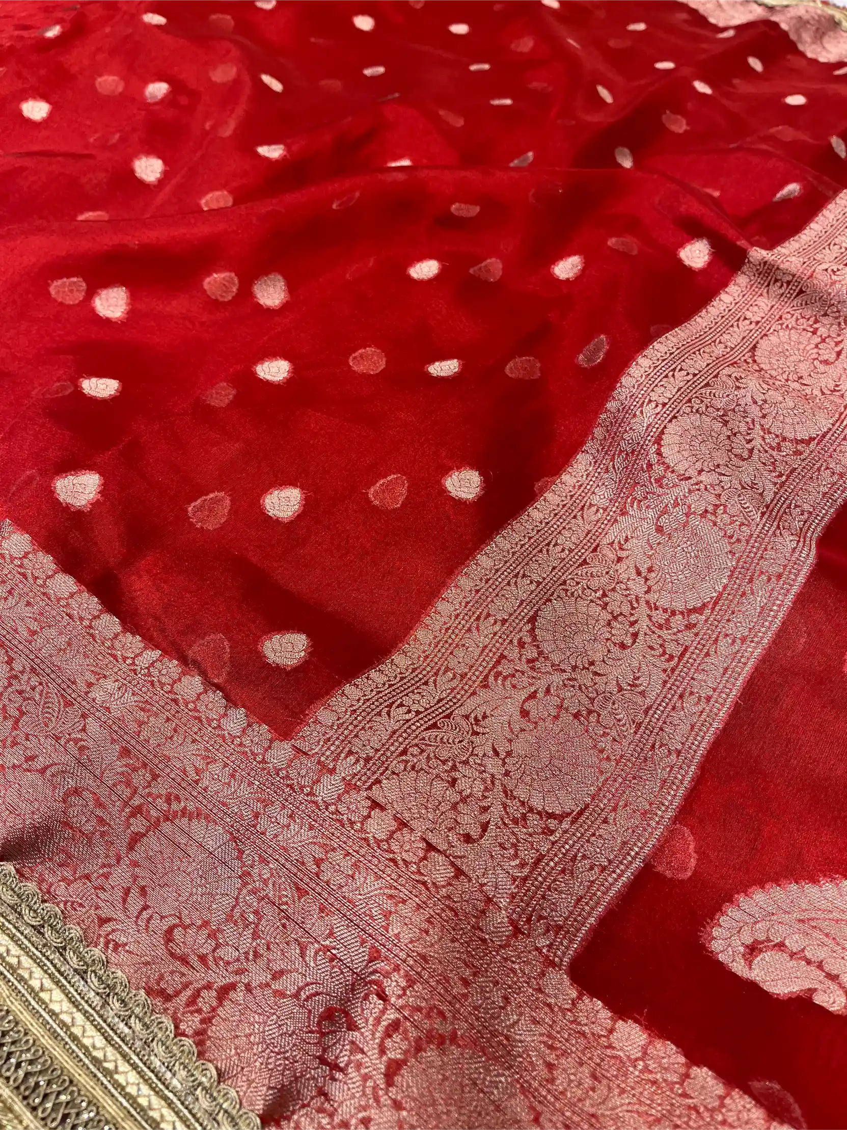 Bridal Red Tissue Silk Designer Lace Attached Banarasi Saree - Image 3