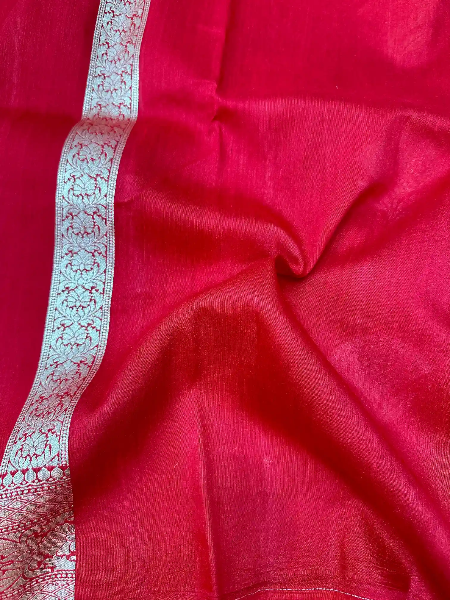 Bright Red Flower Motifs Munga Silk Saree - Image 4