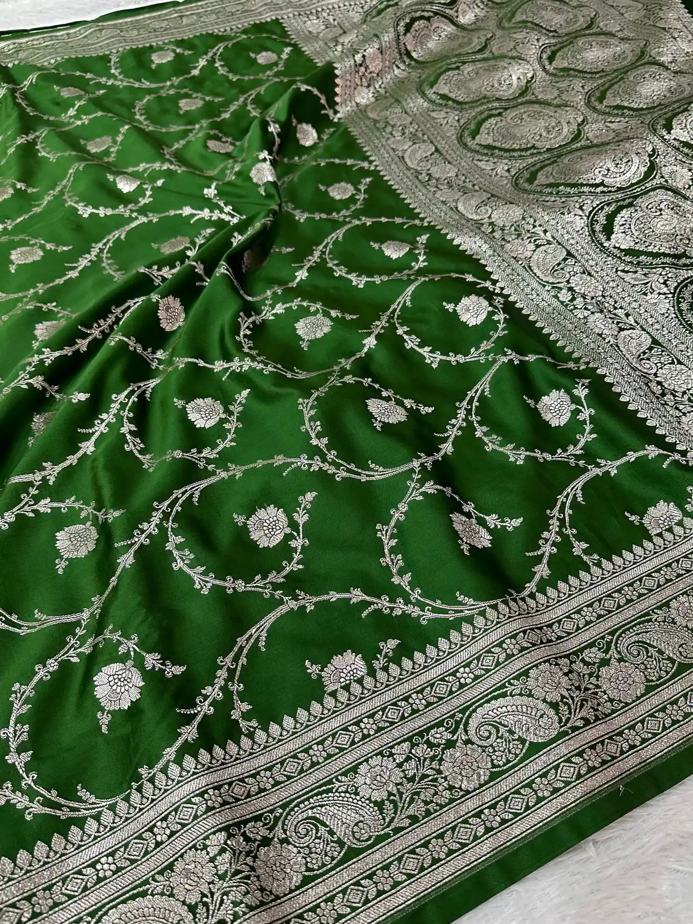 Dark Green Mashru Katan Silk Intricate Floral Weave Banarasi Saree - Image 4