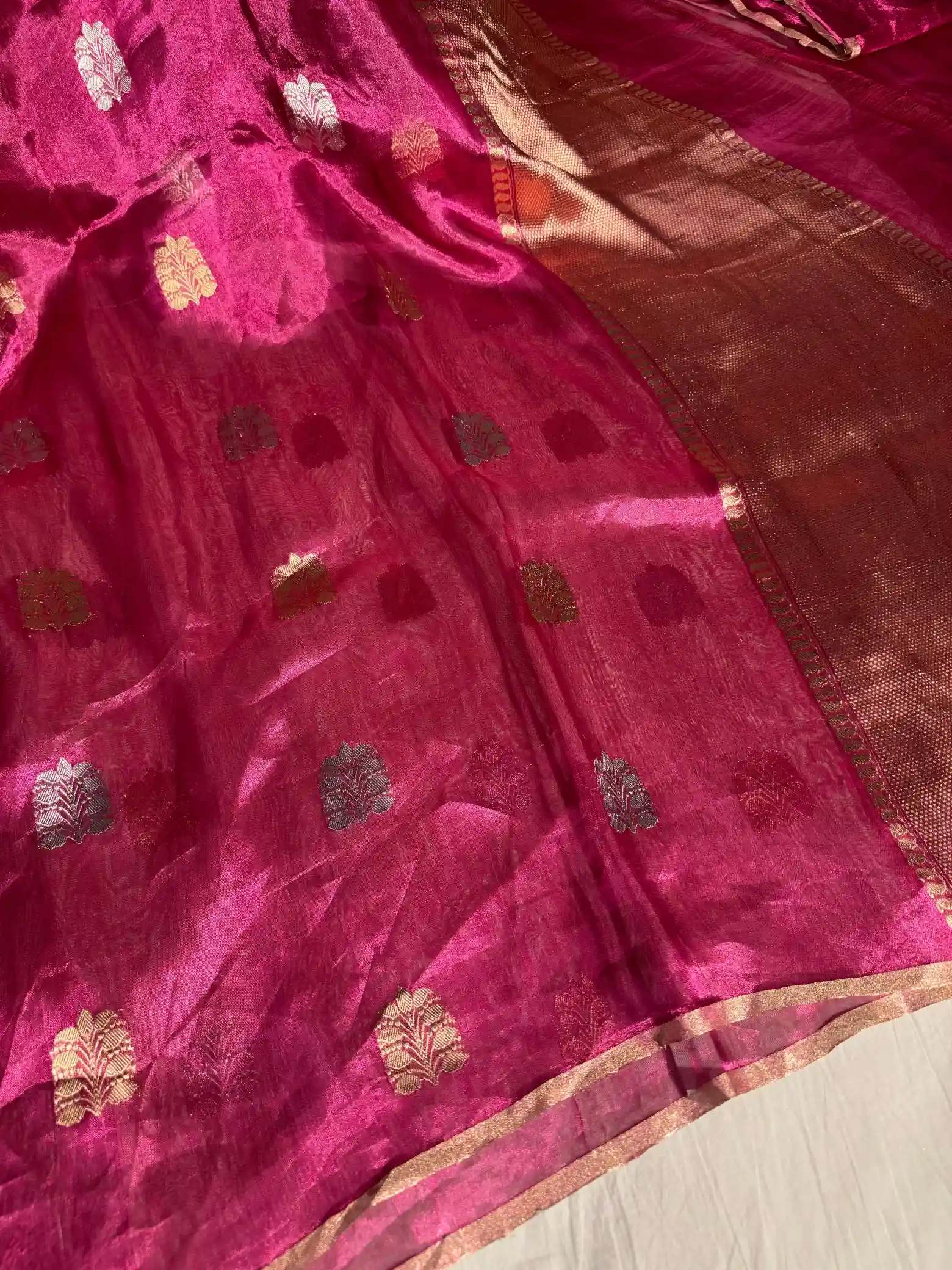 Dark Pink Handwoven Pure Tissue Silk Saree - Image 2