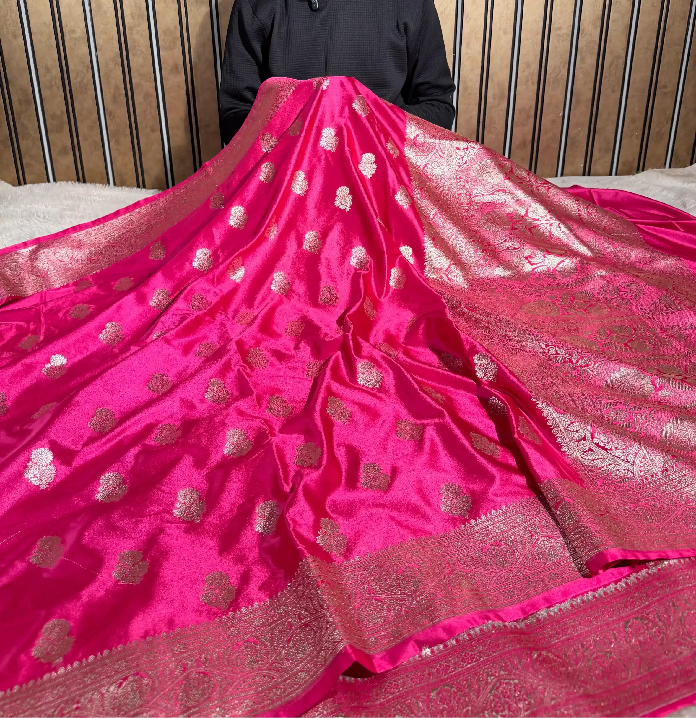 Dark Rani Mashru Katan Silk Traditional Buta Weave Banarasi Saree - Image 2