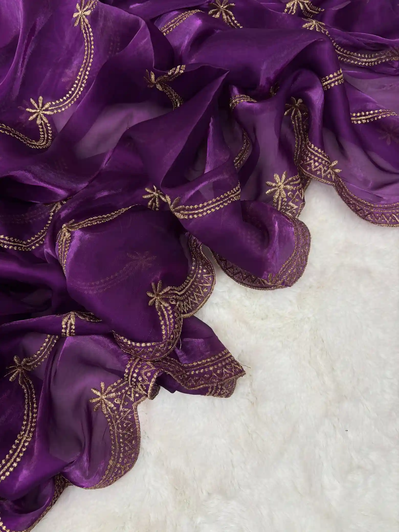 Deep Purple Shade Shimmery Tissue Silk Saree - Image 4