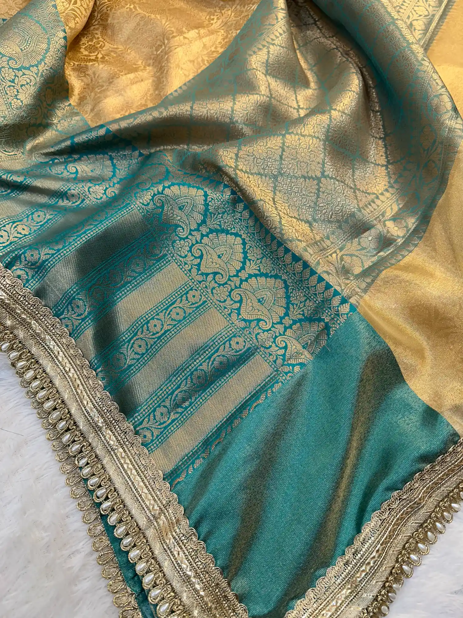Golden Embossed Contrast Tissue Silk Lace Work Banarasi Saree - Image 3