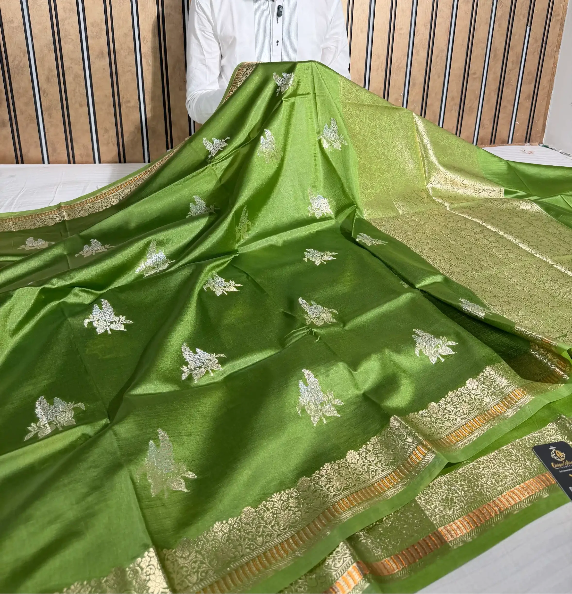 Green Raw Dupion Silk Traditional Banarasi Saree - Image 3