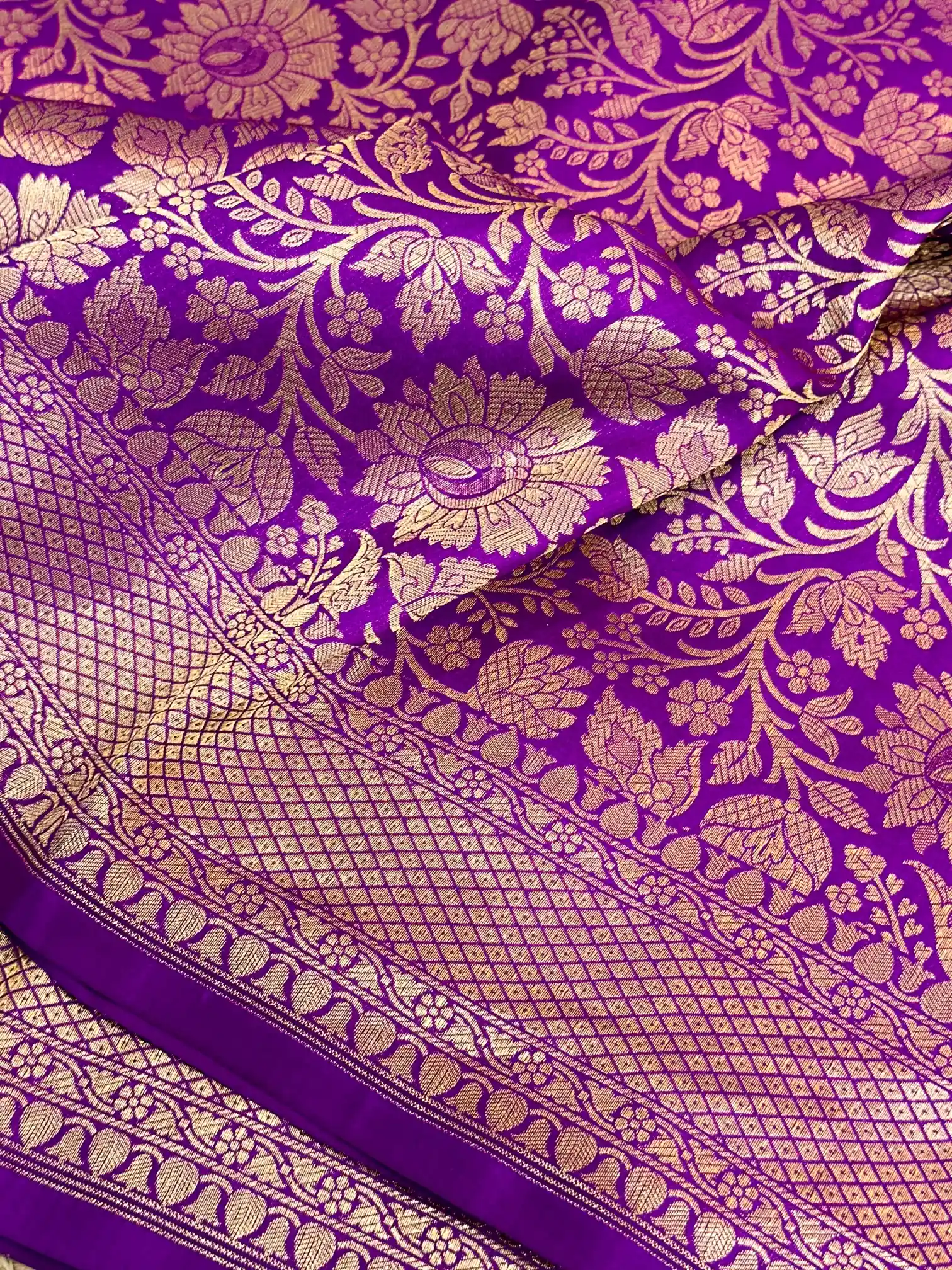 Intricate Majenta Pure Katan Silk Banarasi Saree - Image 2