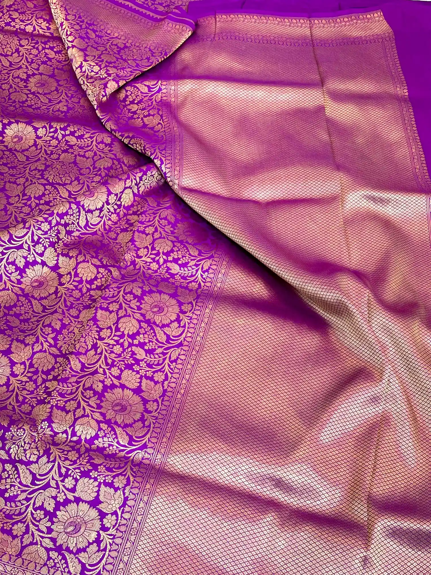 Intricate Majenta Pure Katan Silk Banarasi Saree - Image 3