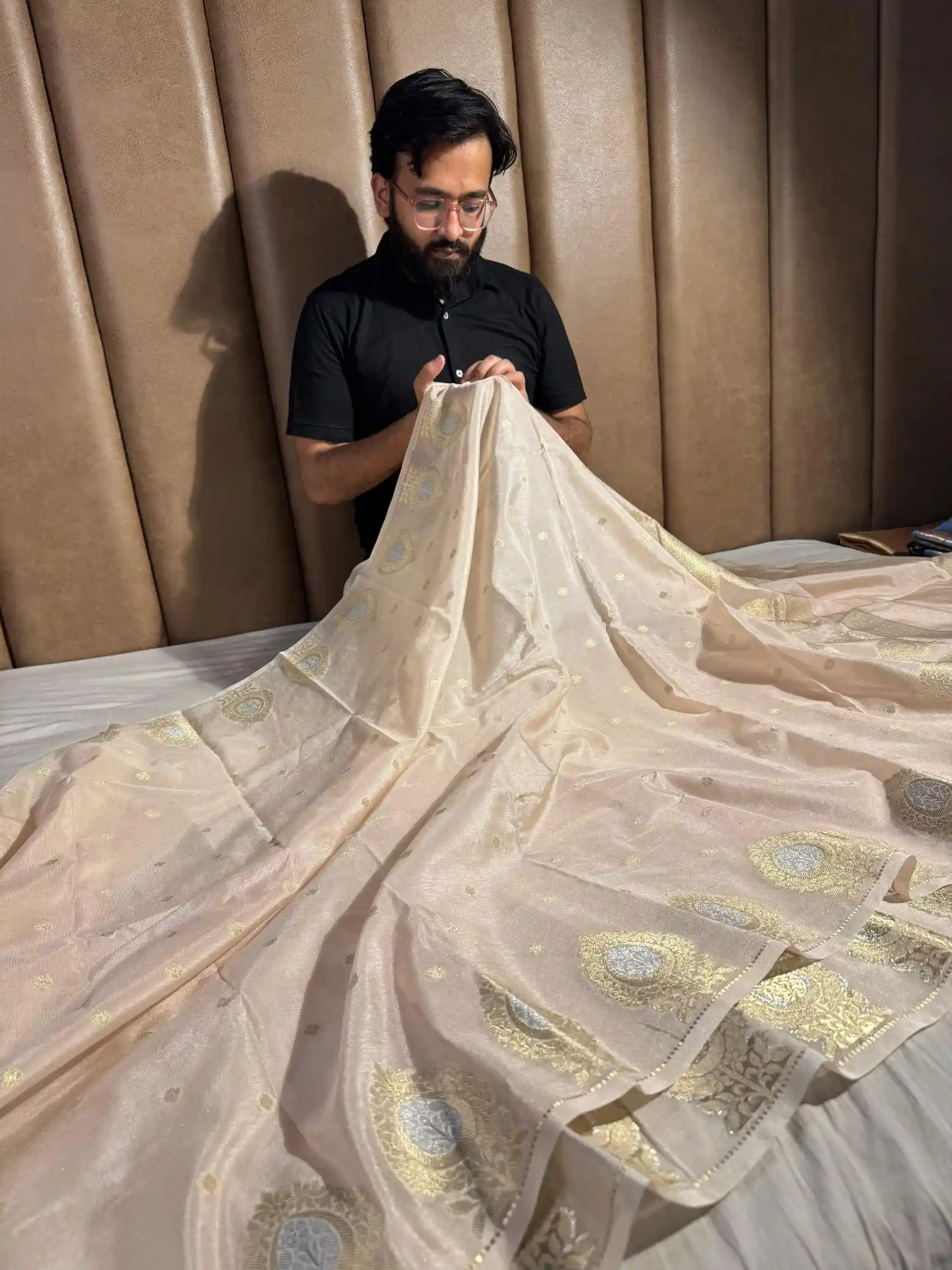 Ivory Shade Chiniya Silk Intricate Buti Weave Banarasi Saree - Image 3