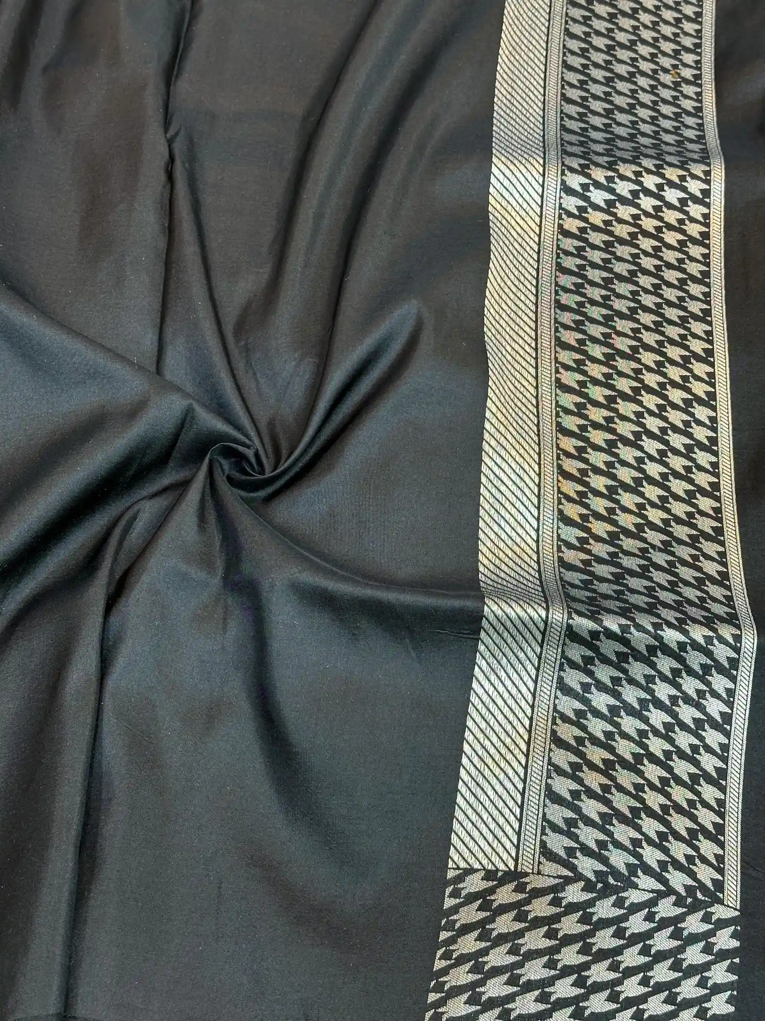 Jet Black Pure Katan Silk Silver Zari Saree - Image 4