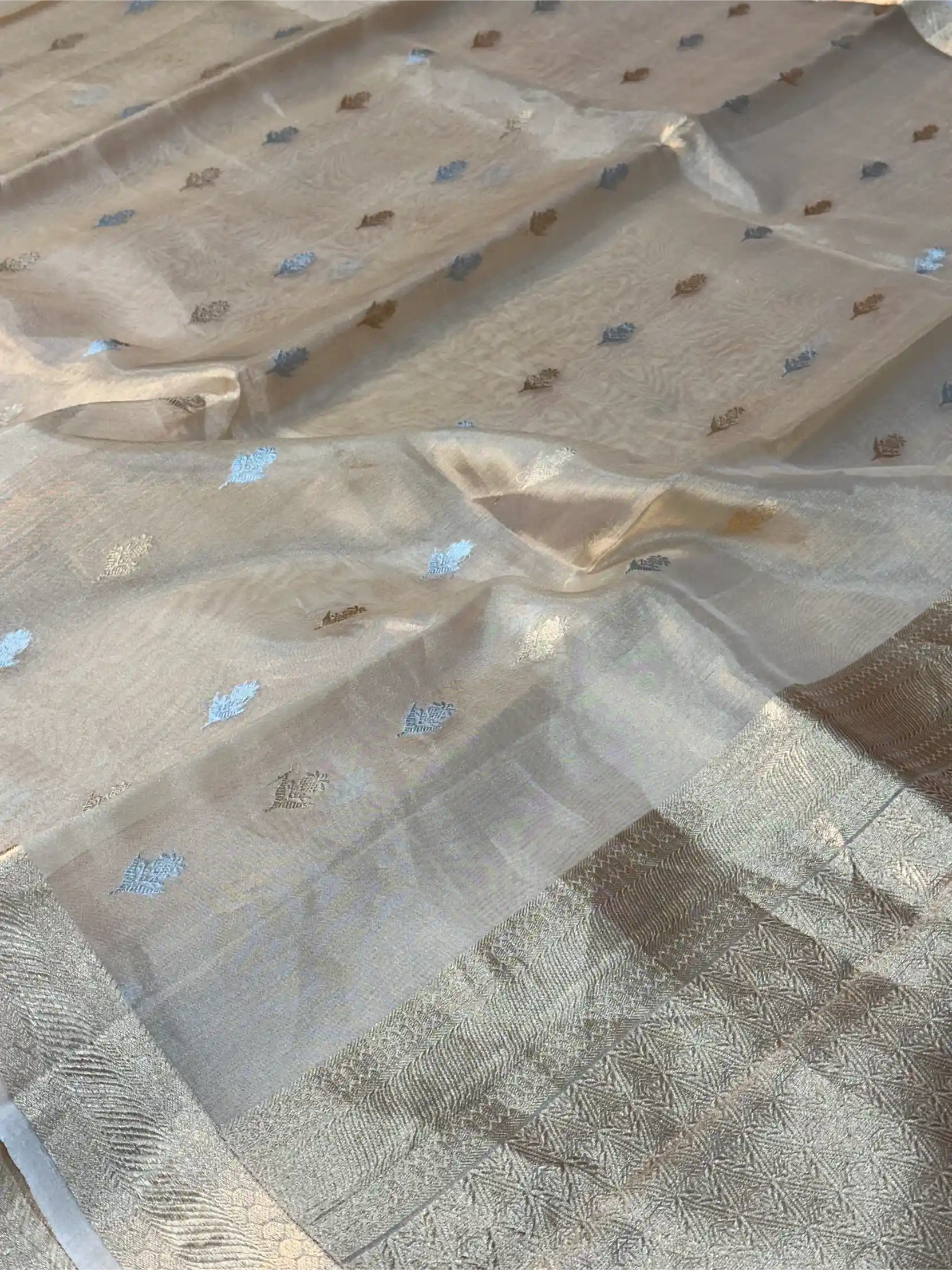 Light Gold Pure Tissue Silk Handwoven Banarasi Saree - Image 4