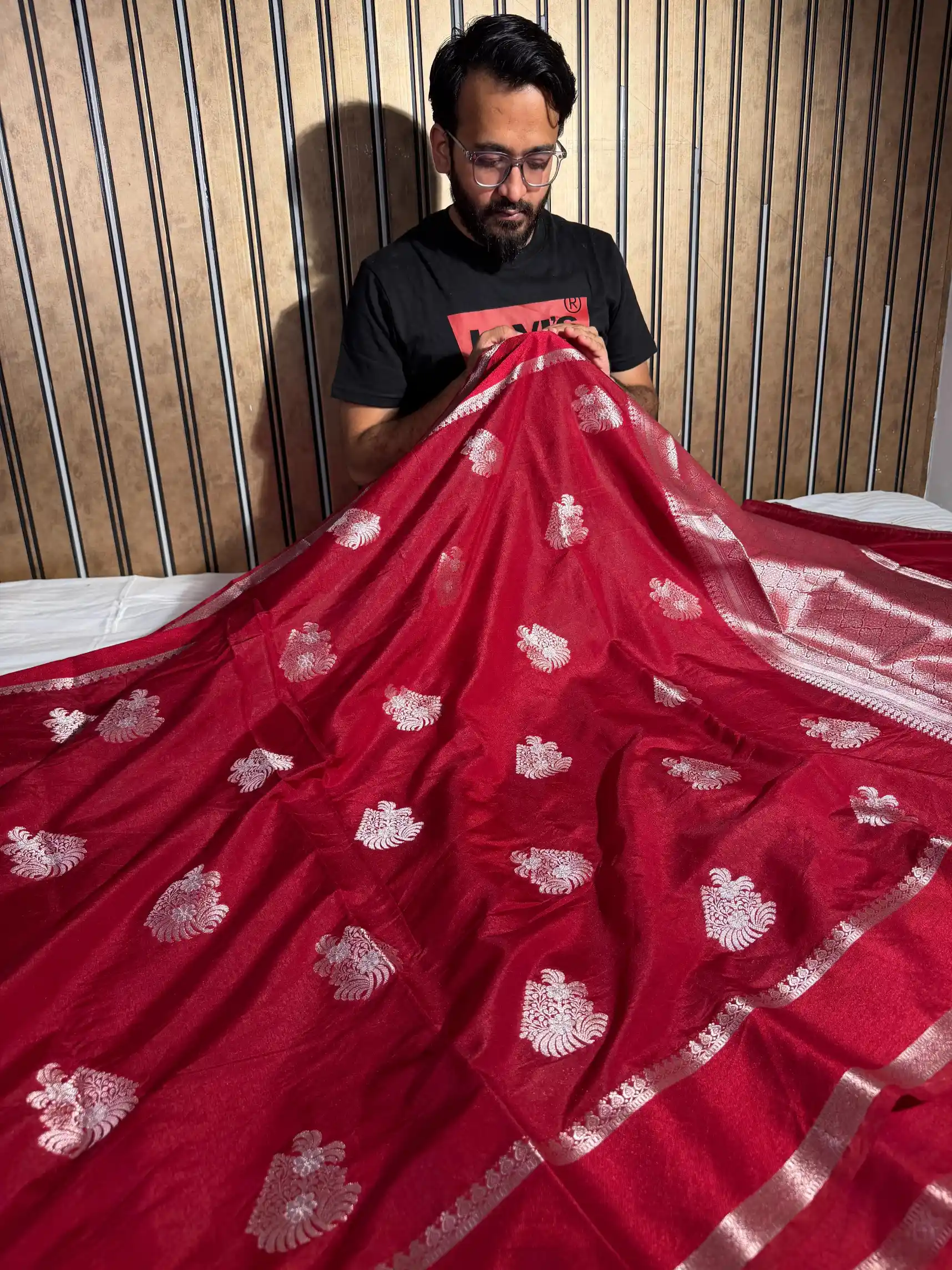 Light Maroon Chinia Silk Heritage Buta Weave Banarasi Saree - Image 3