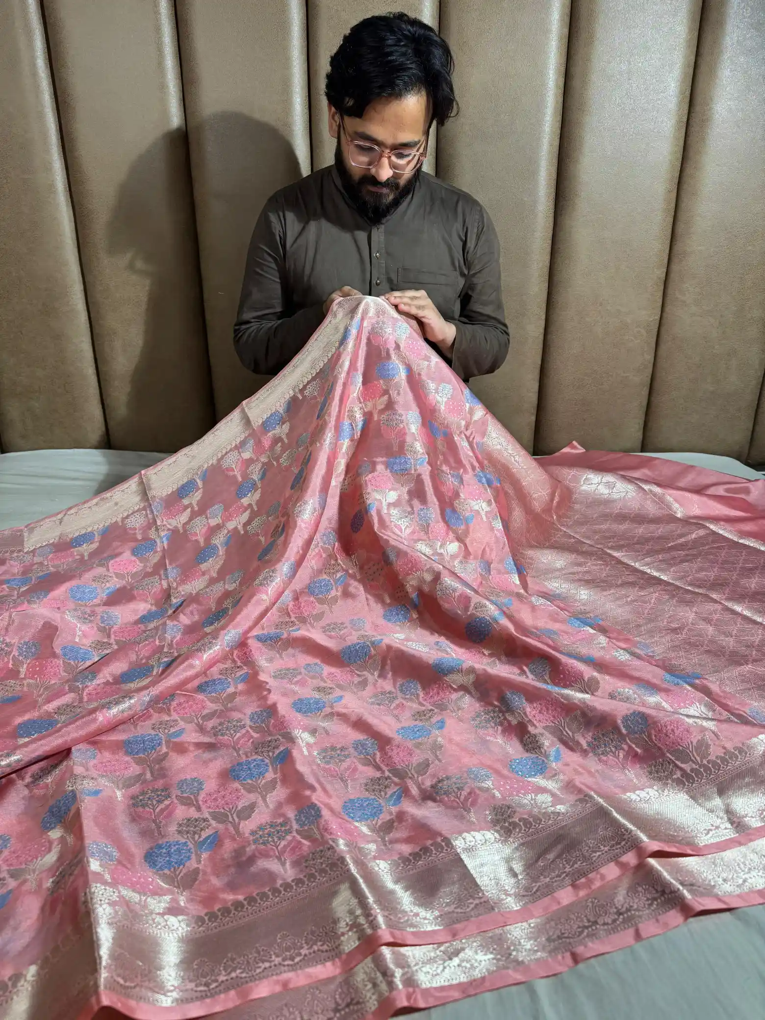 Nita Ambani Ma’am Inspired Peach Katan Silk Floral Embossed Meenakari Banarasi Saree - Image 2