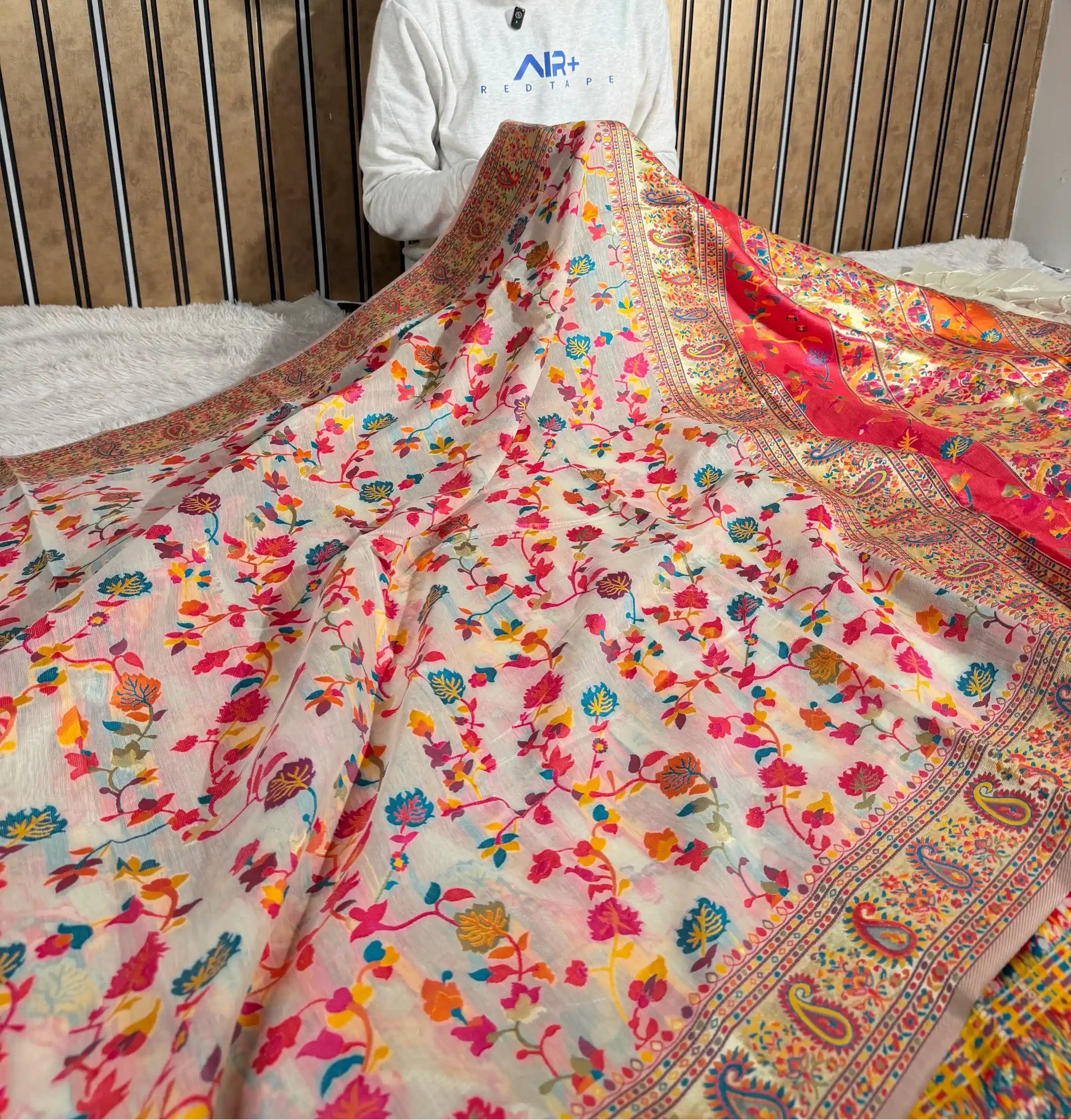 Off White Irresistible Pashmina Weave Soft Cotton Silk Saree - Image 4