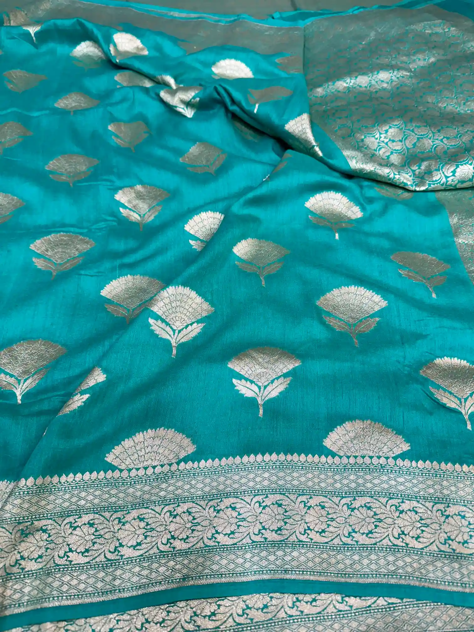 Pastel Green Buta Motifs Munga Silk Saree - Image 2