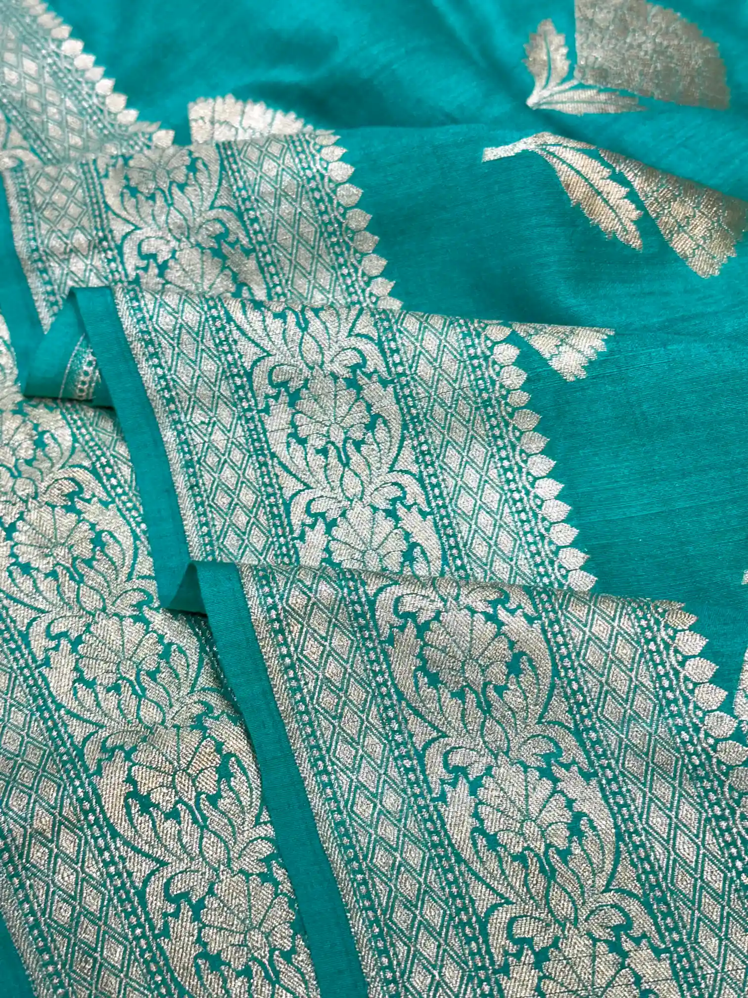 Pastel Green Buta Motifs Munga Silk Saree - Image 4