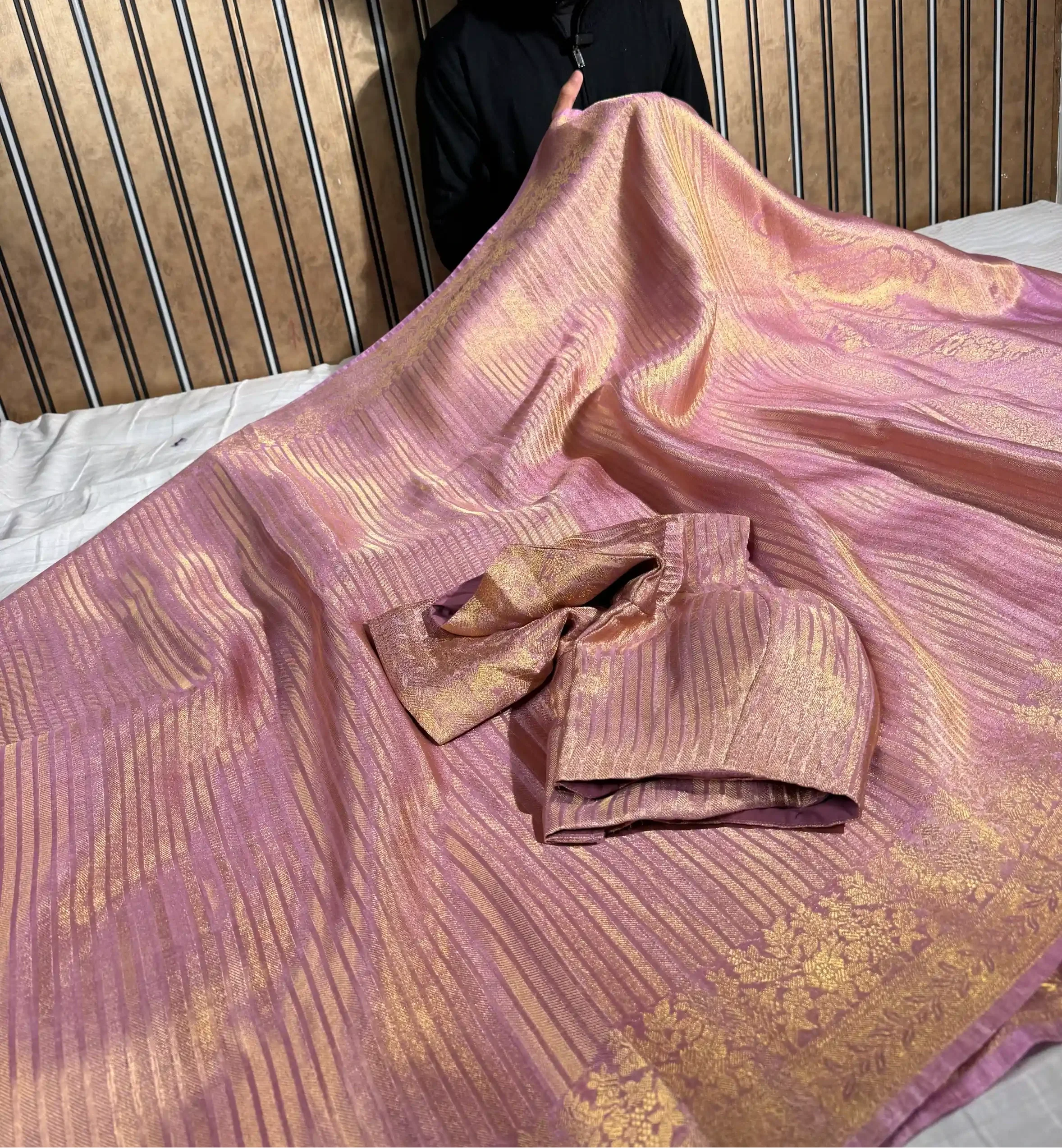 Pink Breathable Tissue Silk Heritage Weave Banarasi Saree - Image 3