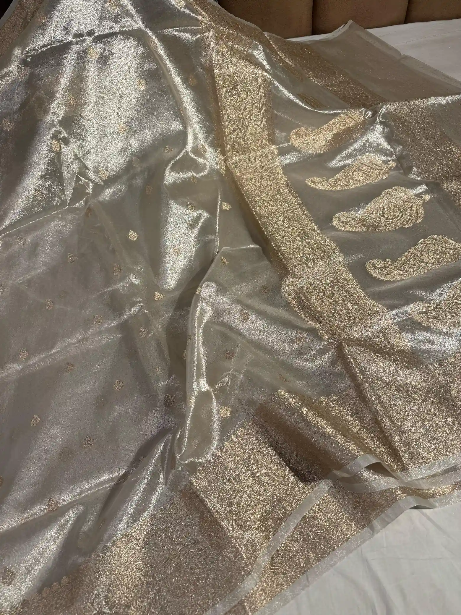 Premium Ivory Gold Tissue Silk Banarasi Saree - Image 2