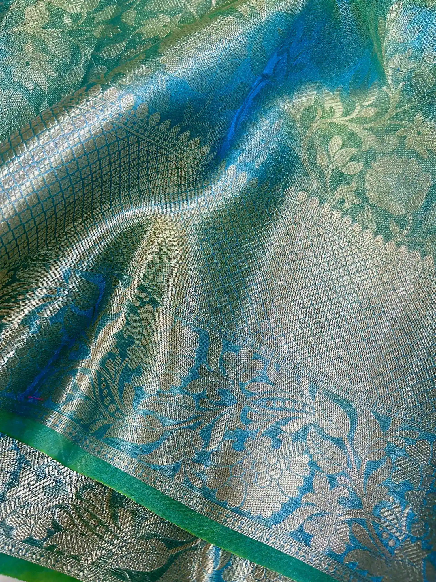 Premium Banarasi Glass Tissue Saree with Dual Tone - Image 2