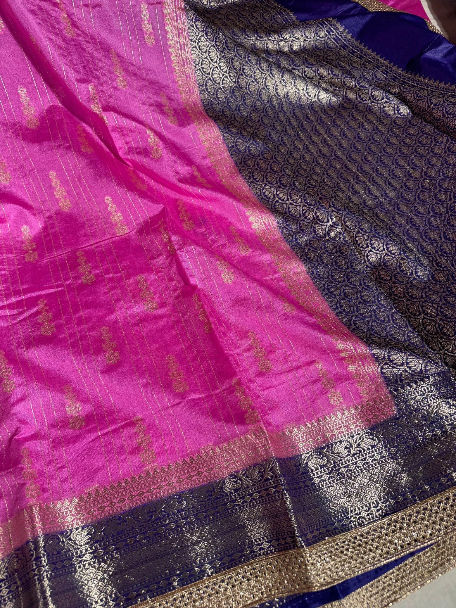 Premium rani pink banarasi Chiniya silk saree with rich lacework and pallu - Image 2