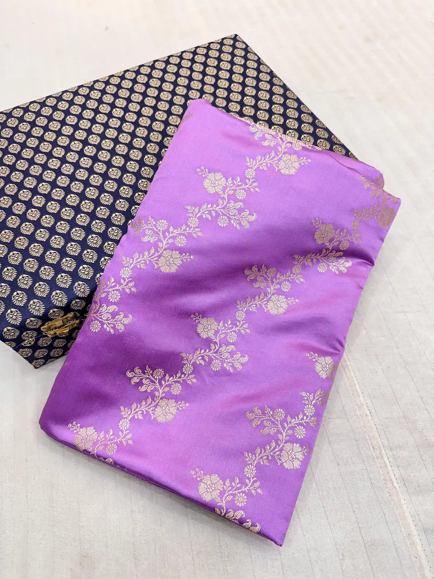 Pretty Lavender Mashru Katan Silk Leheriya Weave Banarasi Saree - Image 4