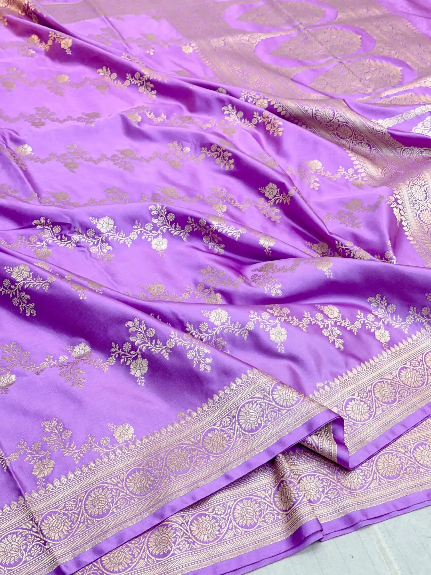 Pretty Lavender Mashru Katan Silk Leheriya Weave Banarasi Saree - Image 5