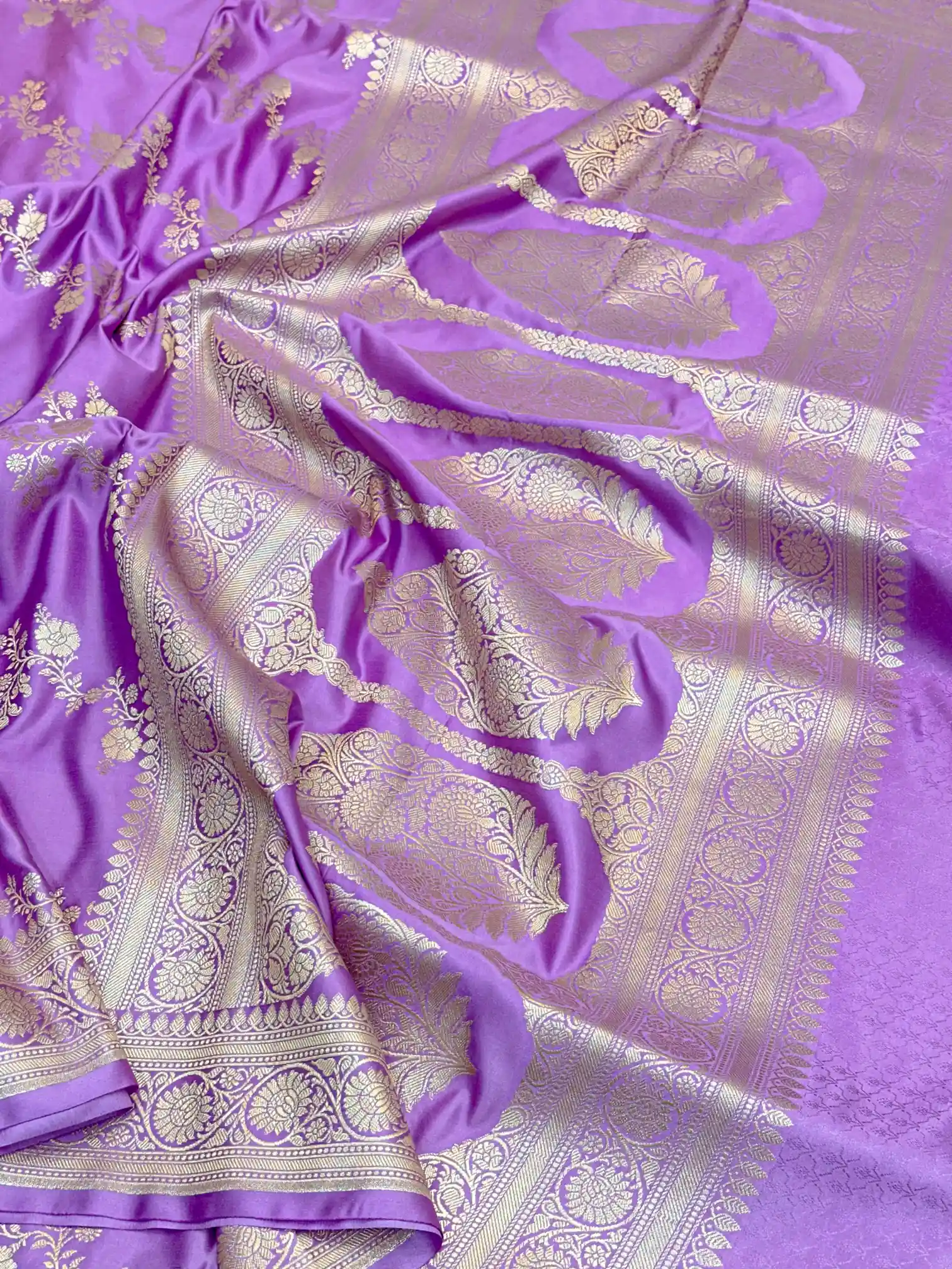 Pretty Lavender Mashru Katan Silk Leheriya Weave Banarasi Saree - Image 6