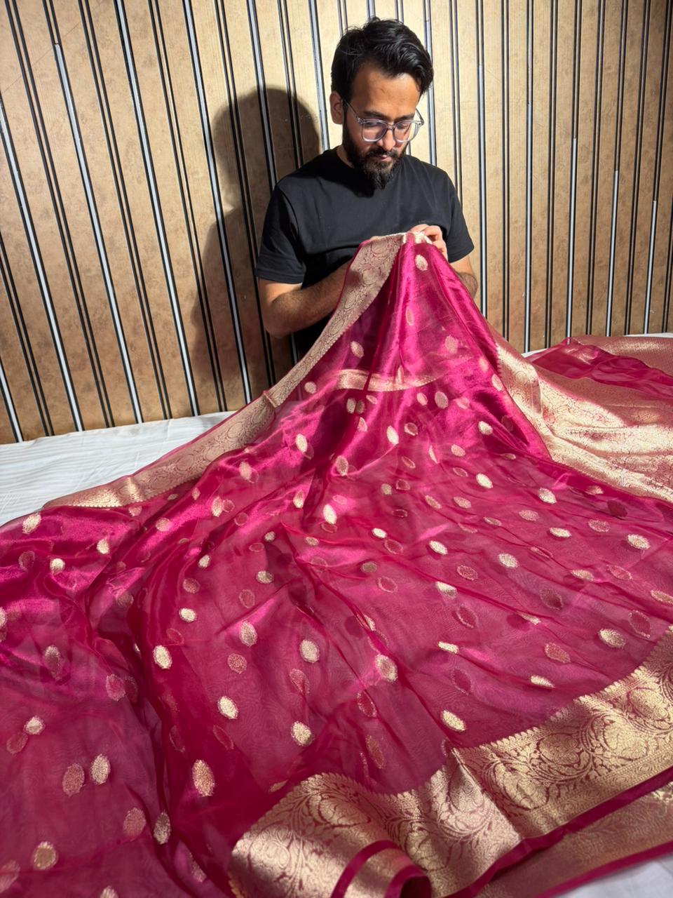 Rani Pink Banarasi Pure Tissue Silk Khaddi Buti Banarasi Saree - Image 3