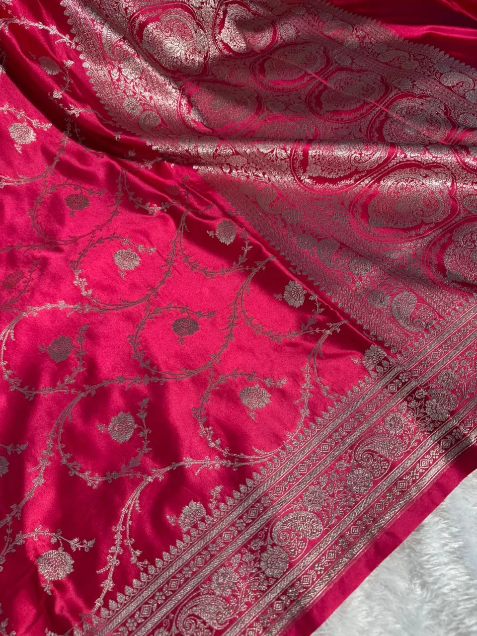 Rani Pink Mashru Katan Silk Floral Jaal Banarasi Saree - Image 2