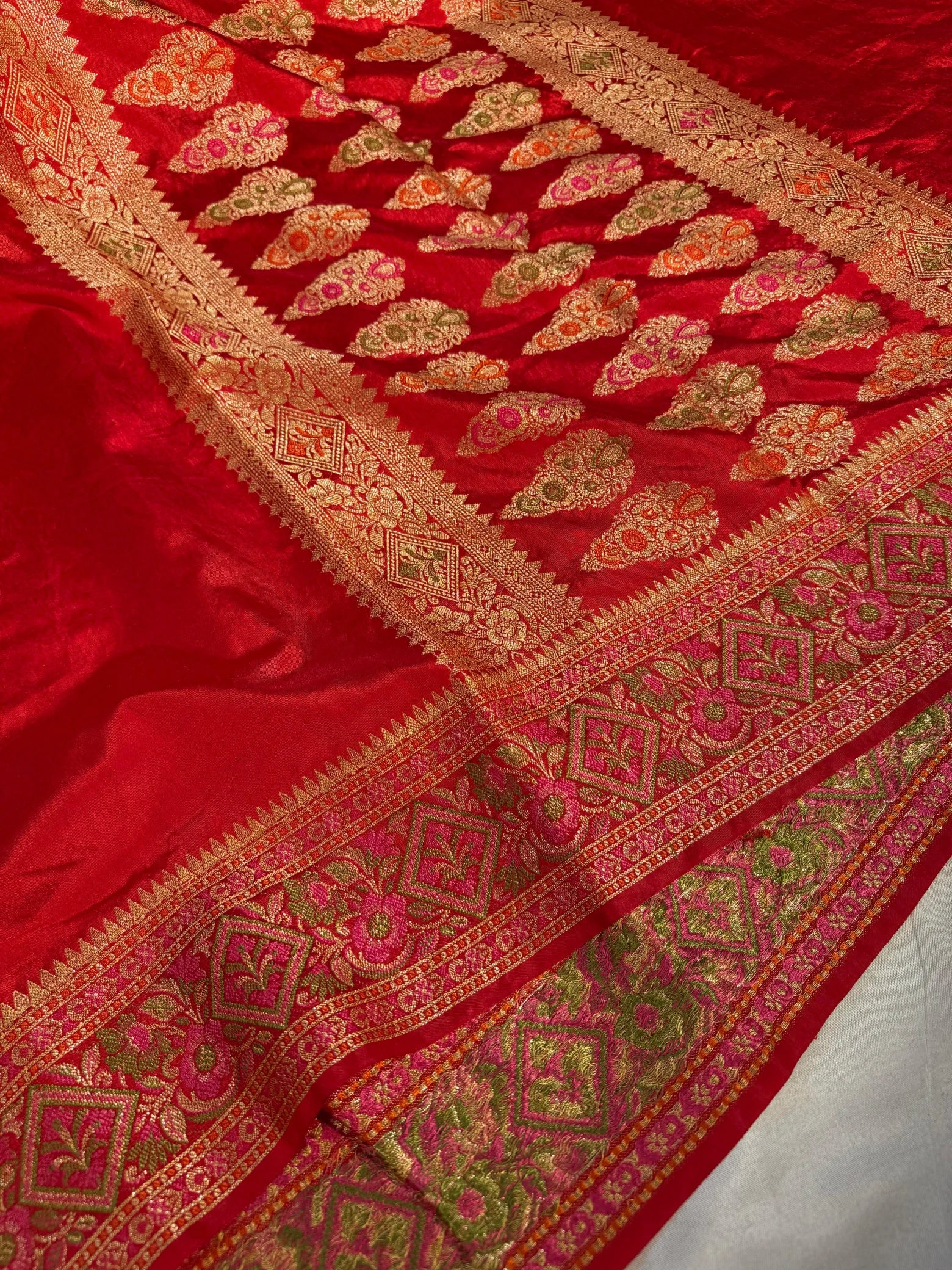 Red Warm Silk Golden Zari Border & Floral Motifs Banarasi Saree - Image 2