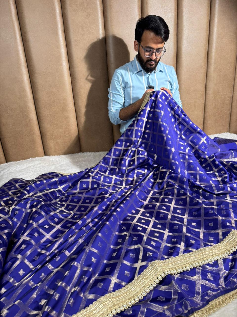 Royal Blue Chinia Silk Checkered Designer Banarasi Saree - Image 3