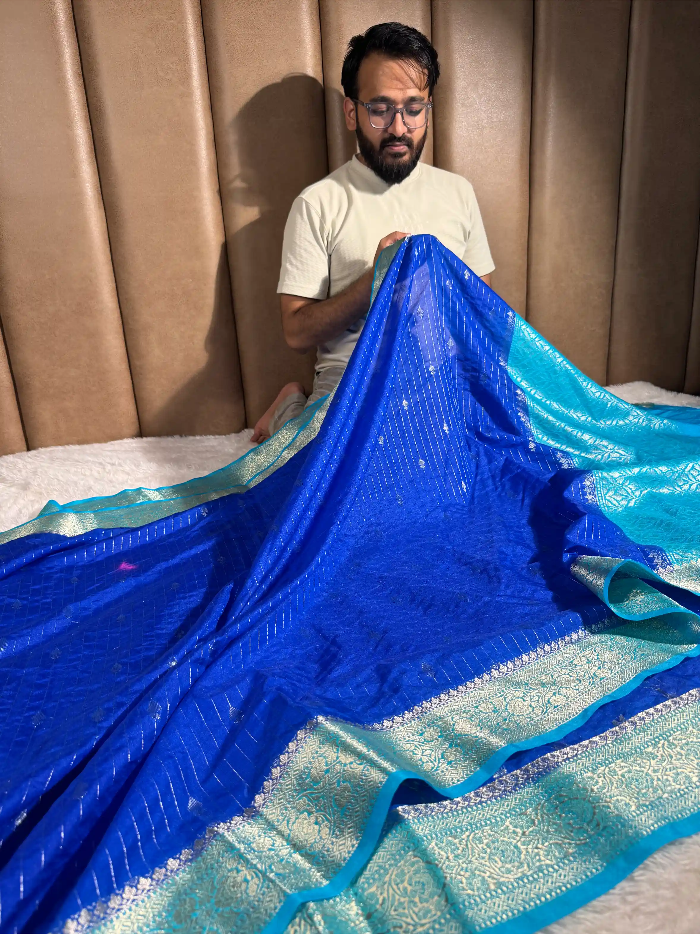 Royal Blue Chinia Silk with Contrast Firozi Border Banarasi Saree - Image 3
