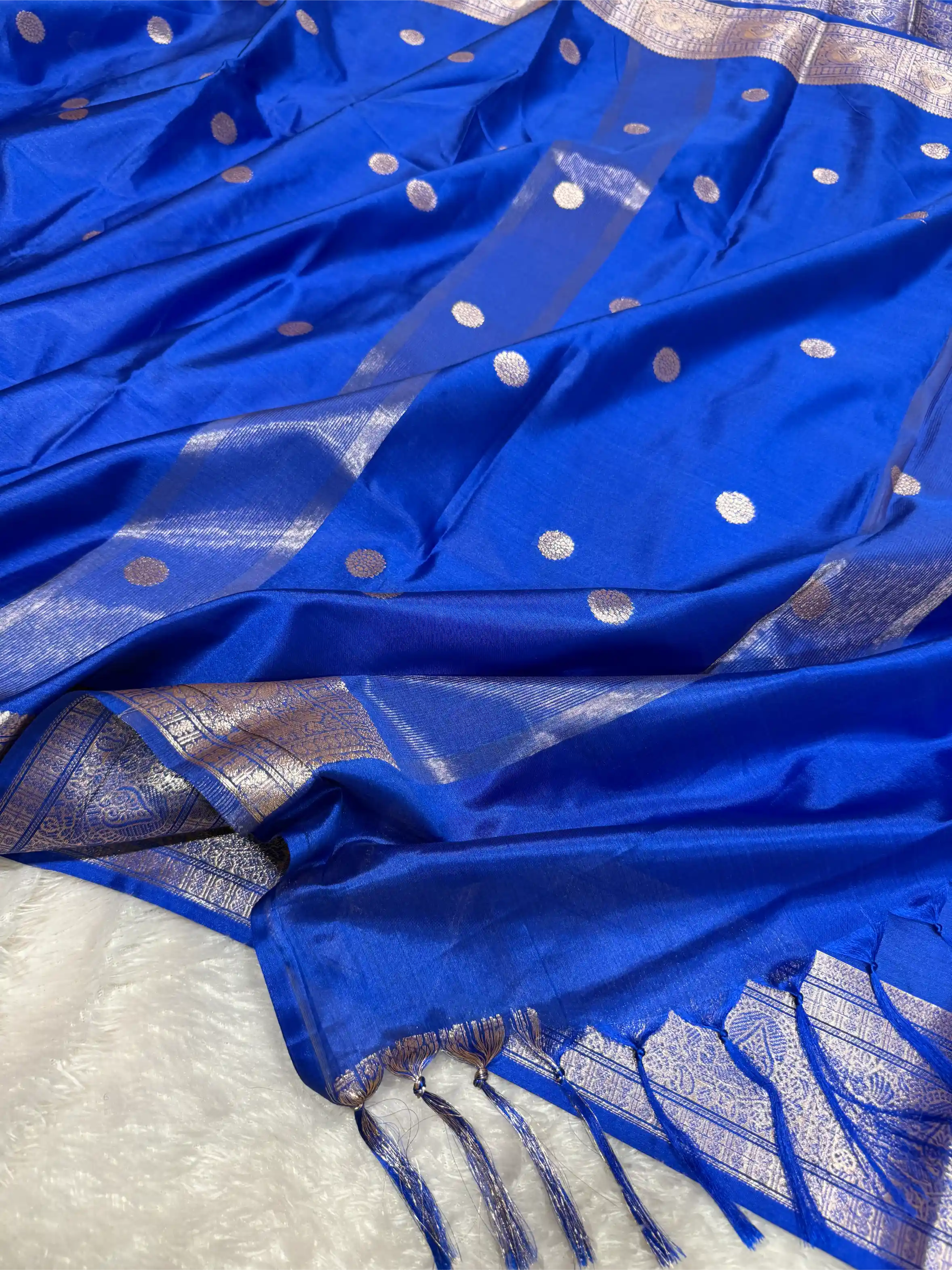 Royal Blue Semi Katan Silk Polka Dots Weave Banarasi Saree - Image 4