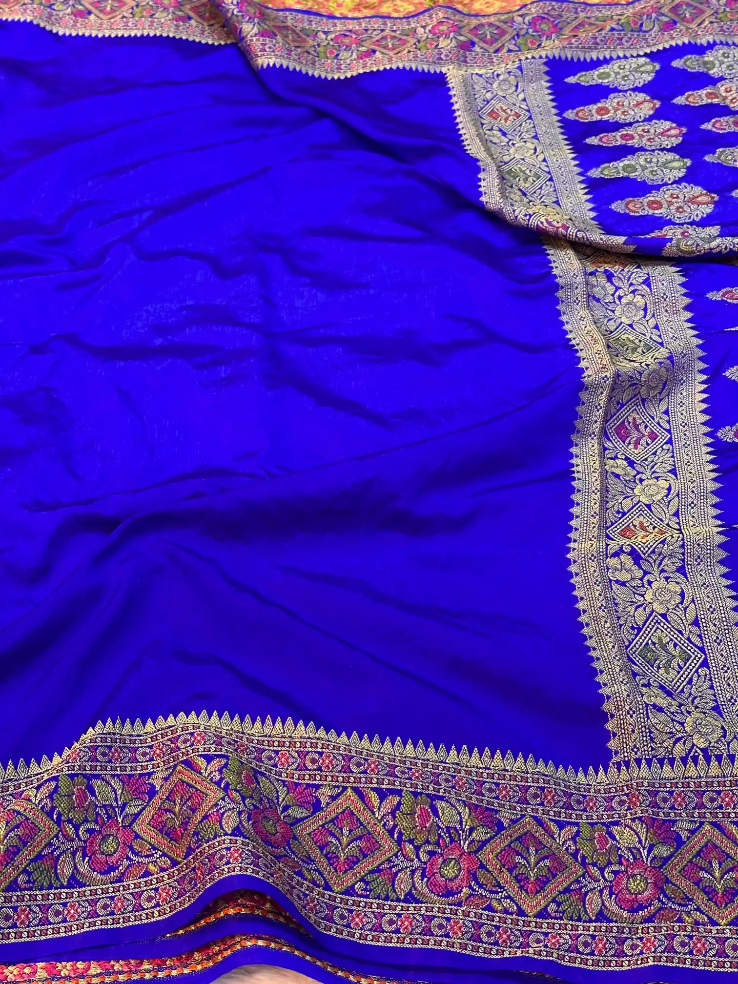 Royal Blue Warm Silk Golden Zari Border & Floral Motifs Banarasi Saree - Image 2