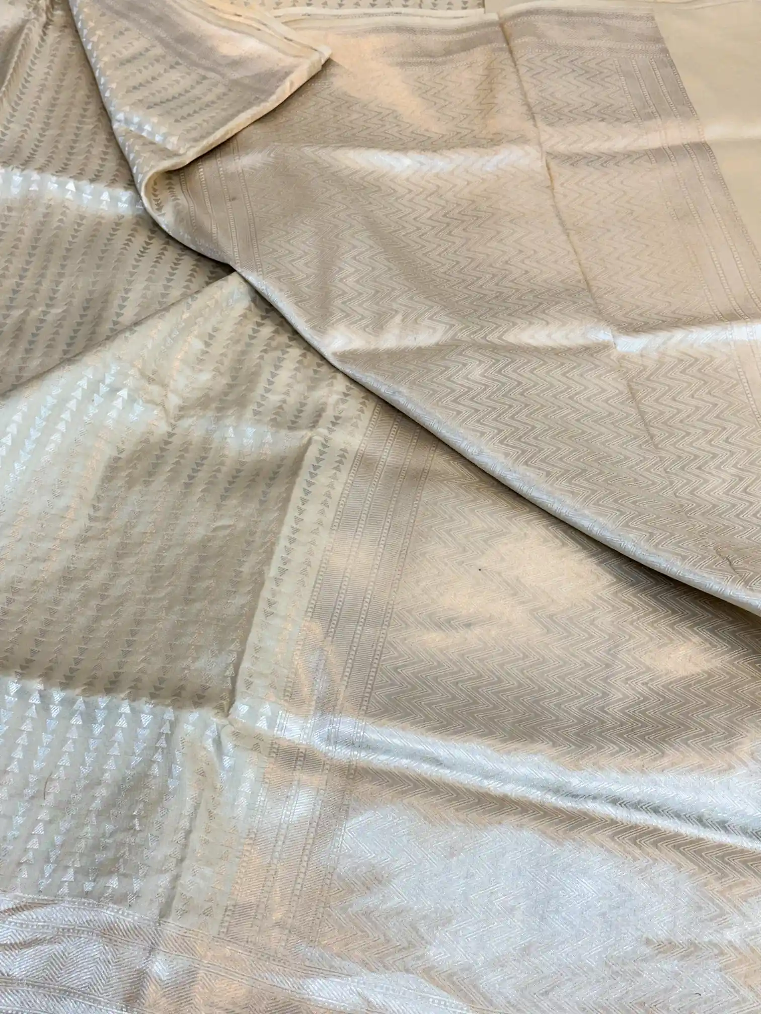 Subtle Ivory Pure Katan Silk Banarasi Saree - Image 3