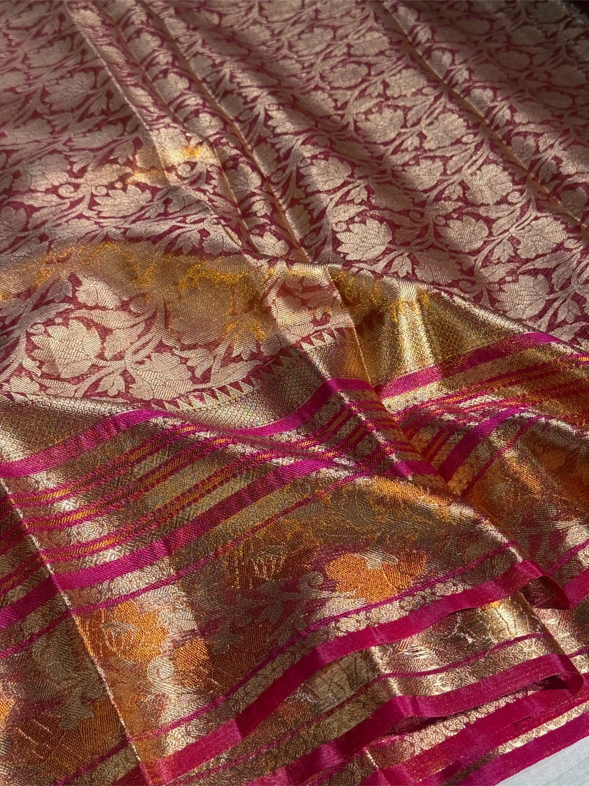 Traditional Jacquard Weave Metallic Rusted Tissue Saree - Image 5