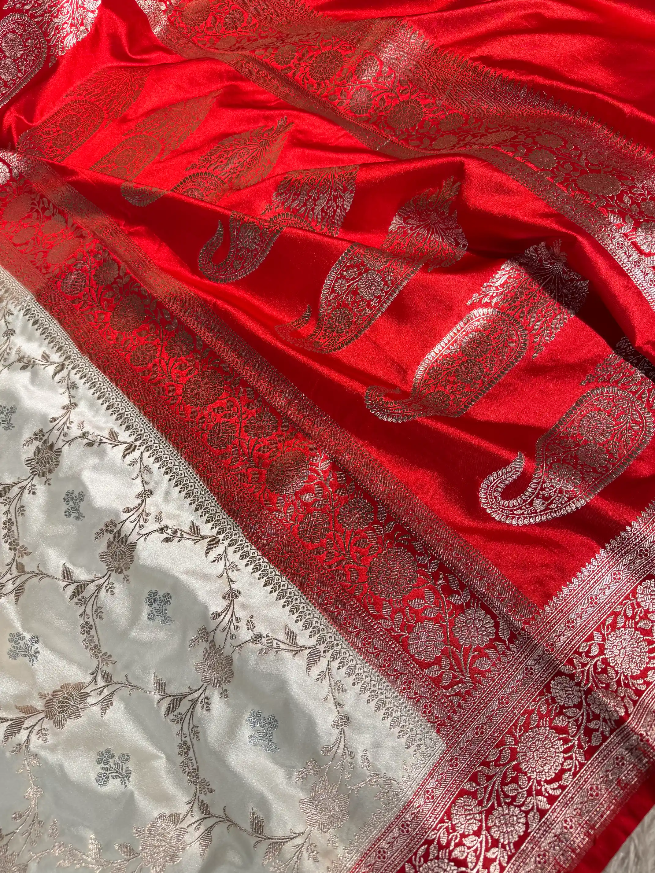 White n Red Mashru Katan Silk Floral Jaal Weave Banarasi Saree - Image 2