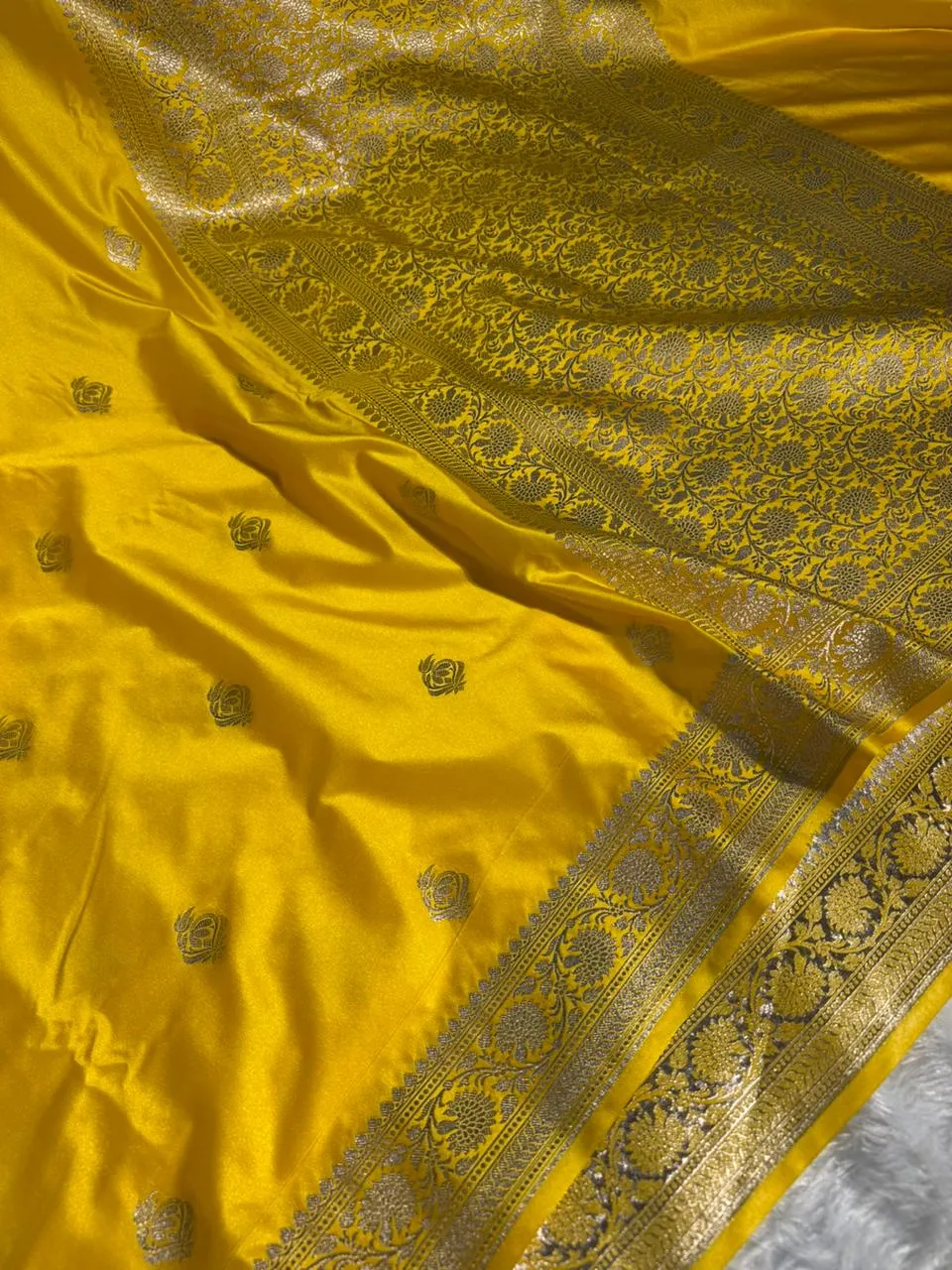Yellow Mashru Katan Silk Buta Work Banarasi Saree - Image 2