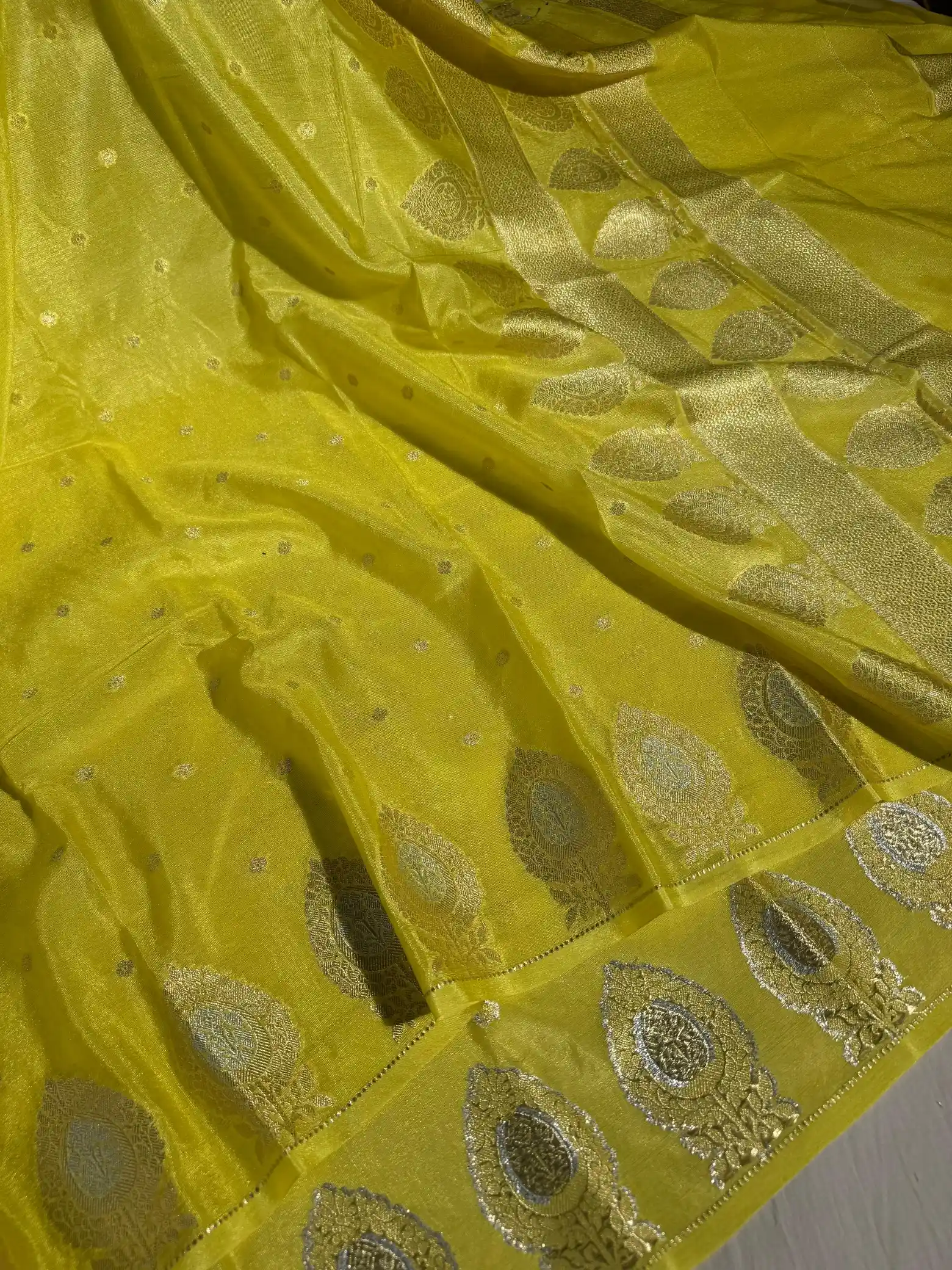 Yellow Shade Chiniya Silk Intricate Buti Weave Banarasi Saree - Image 2